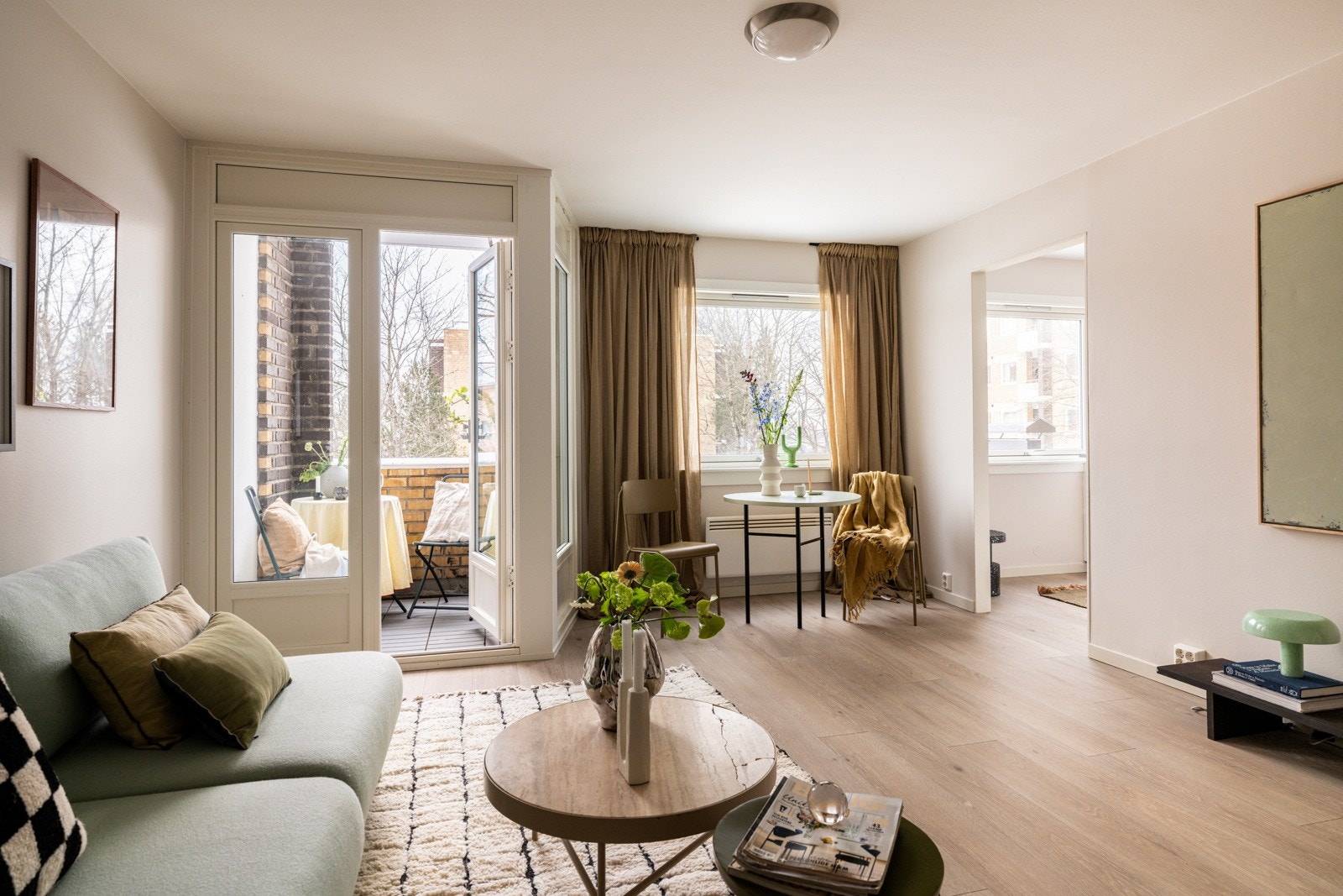 Leiligheten ligger på hjørnet i byggets 2. etasje, og har en god planløsning med romslig stue, separat kjøkken, soverom og baderom. Galleribilde