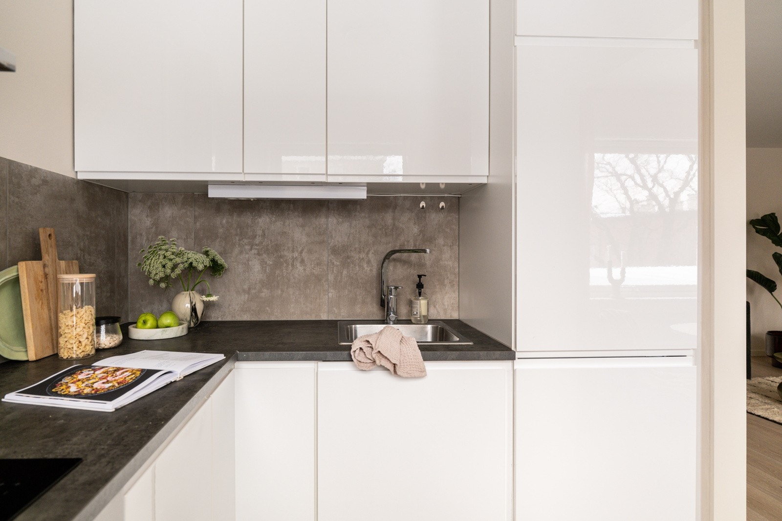 Kjøkkenet er fullt utstyrt med medfølgende hvitevarer som nedfelt platetopp, stekeovn, oppvaskmaskin og kjøleskap med frysedel. Alle hvitevarene er integrerte og medfølger i handelen. Det er kjøkkenventilator med kullfilter. Galleribilde