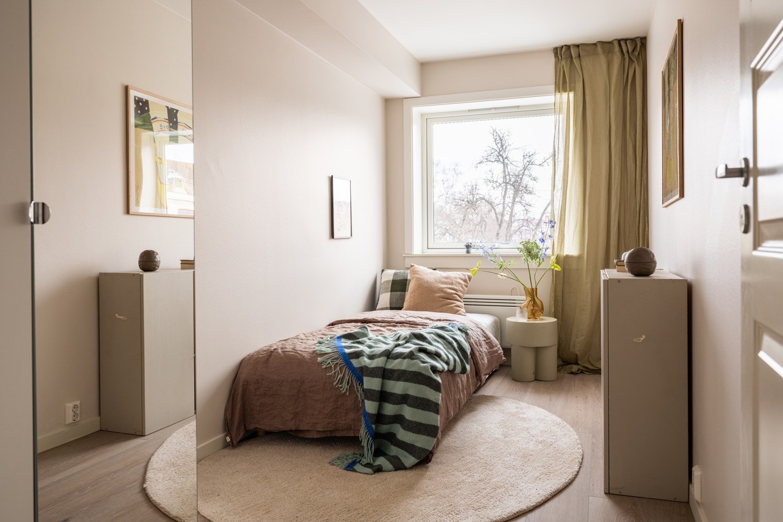 Leiligheten har et lyst og fint soverom av god størrelse. Soverommet har samme gode standard fra 2019 som resten av leiligheten med enstavs laminat på gulv og glatte malte overflater. Galleribilde