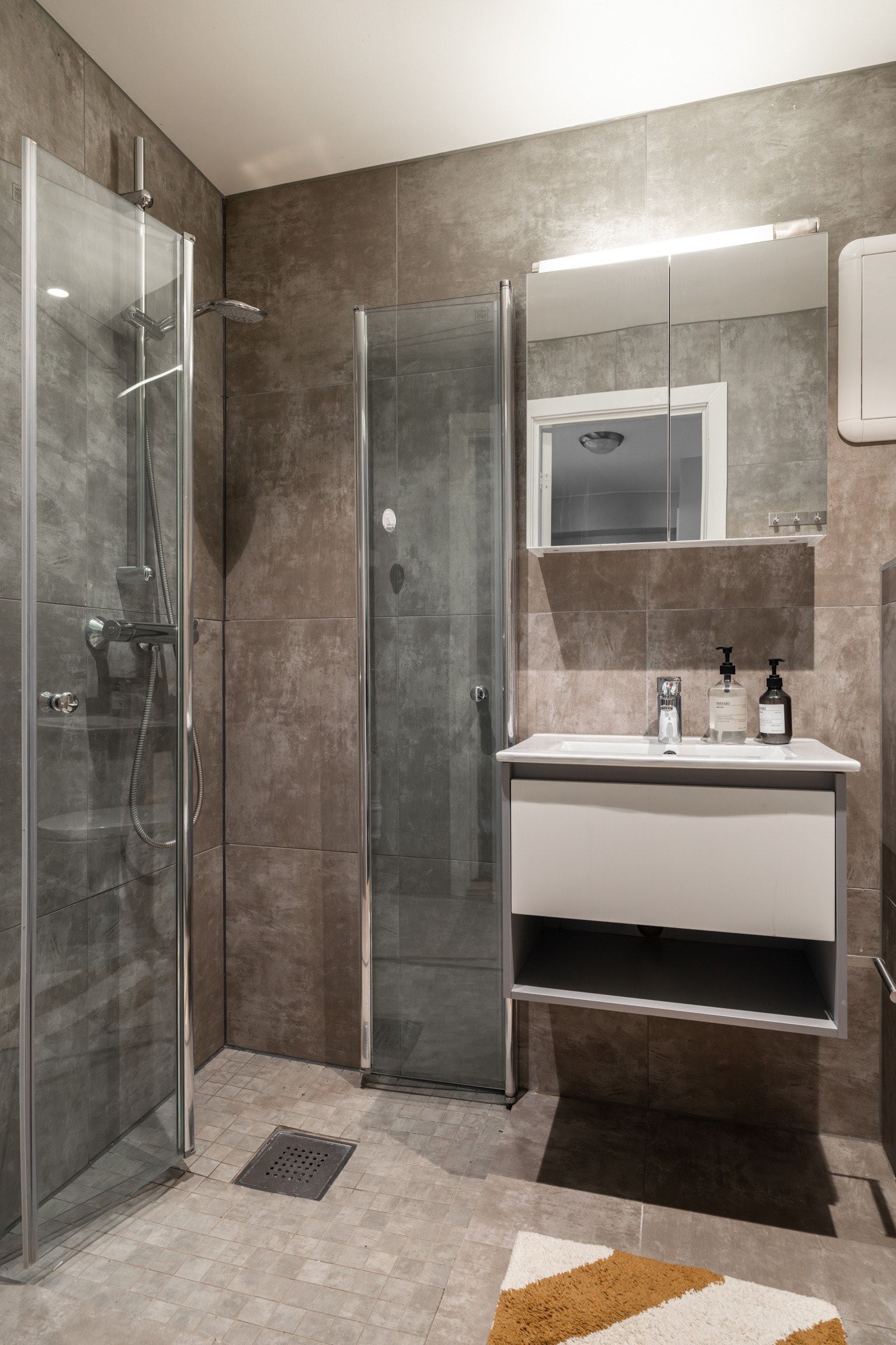 I hjørnet er det plass og opplegg for vaskemaskin. Som beboer har du også tilgang til fellesvaskeri. Galleribilde