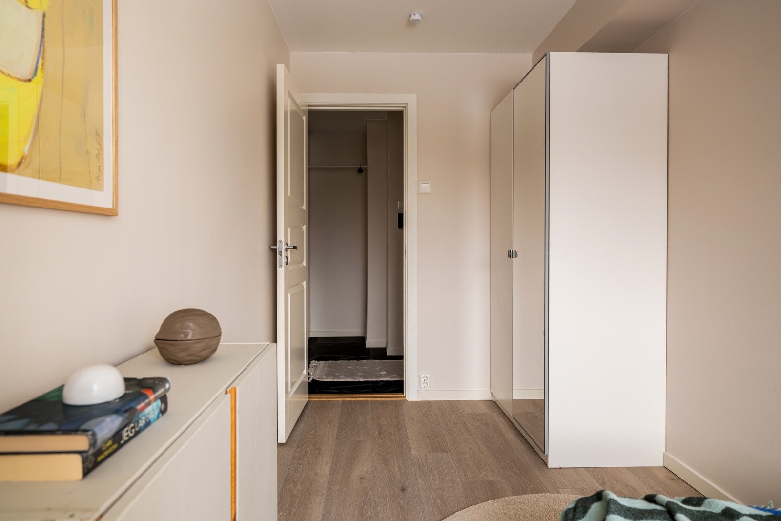 Det er også ytterligere plass til en kontorpult eller kommode, samt oppbevaringsplass i medfølgende garderobeskap. Galleribilde