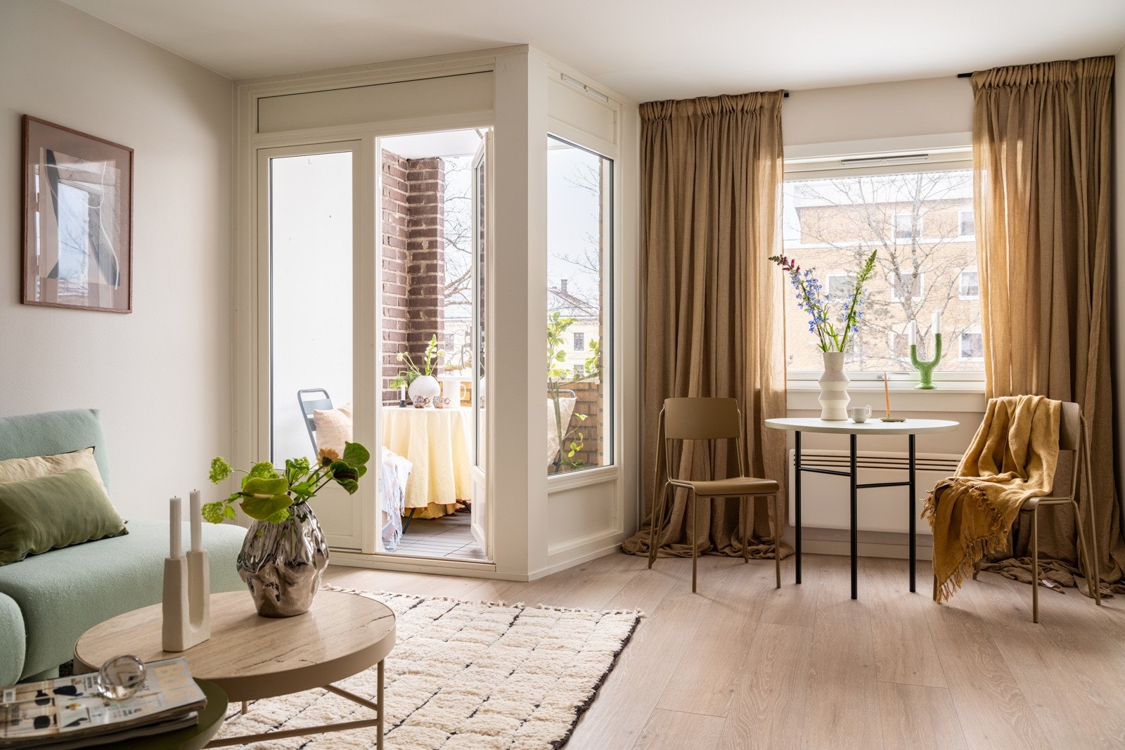 De store vindusflatene slipper inn rikelig med naturlig lys, samtidig som det er lite direkte innsyn. Galleribilde