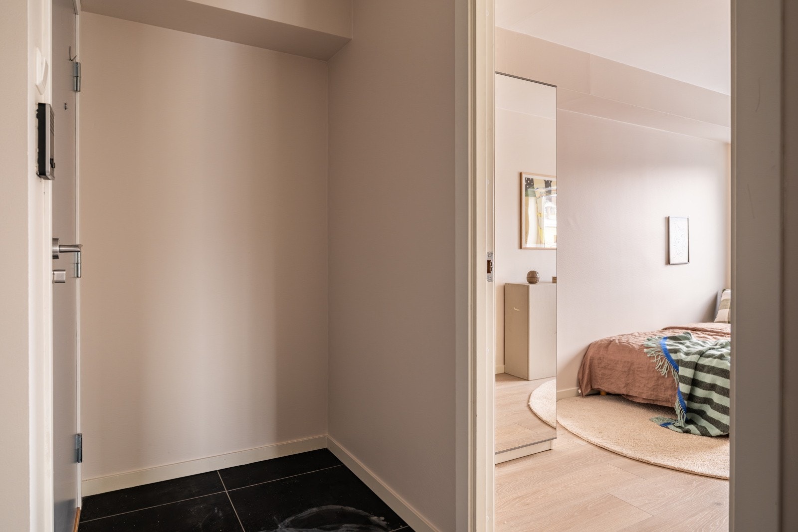 Entréen har god standard med store mørke fliser på gulv og glatte overflater malt i en innbydende farge. Galleribilde