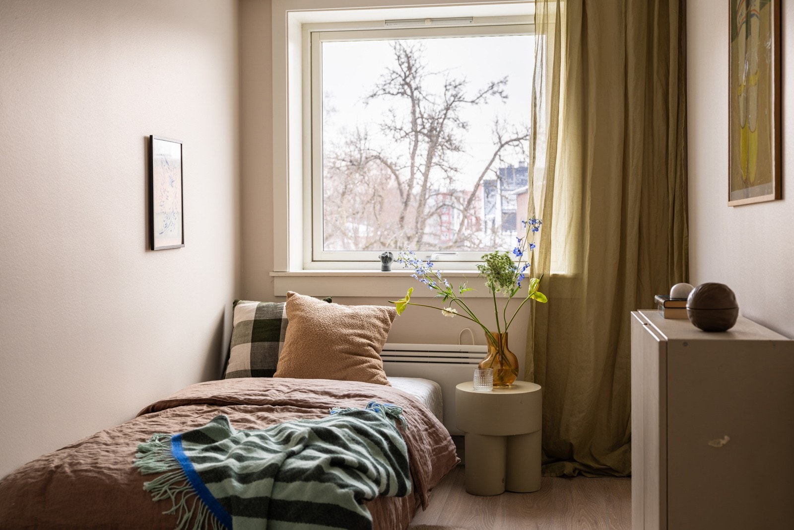 Soverommet har en bredde på ca. 2 meter som gir naturlig plass til dobbeltseng med tilhørende nattbord. Galleribilde