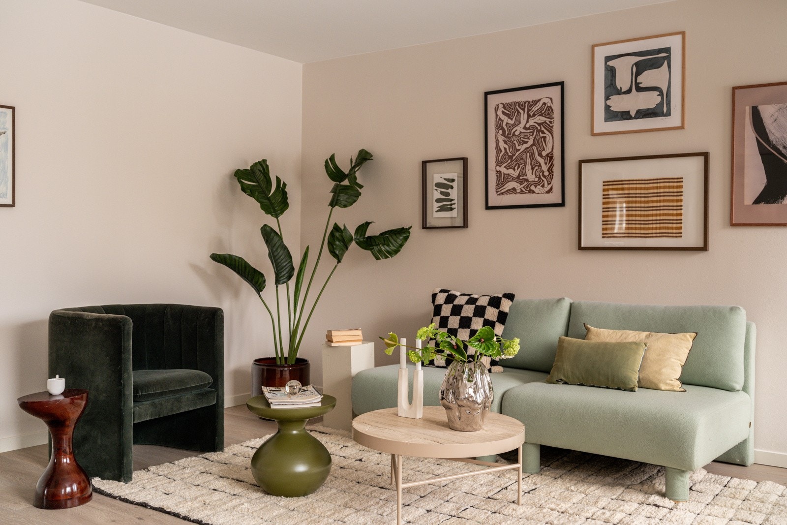 Stuen er det naturlige oppholdsrommet i leiligheten, og er et stort, lyst og fint rom Galleribilde