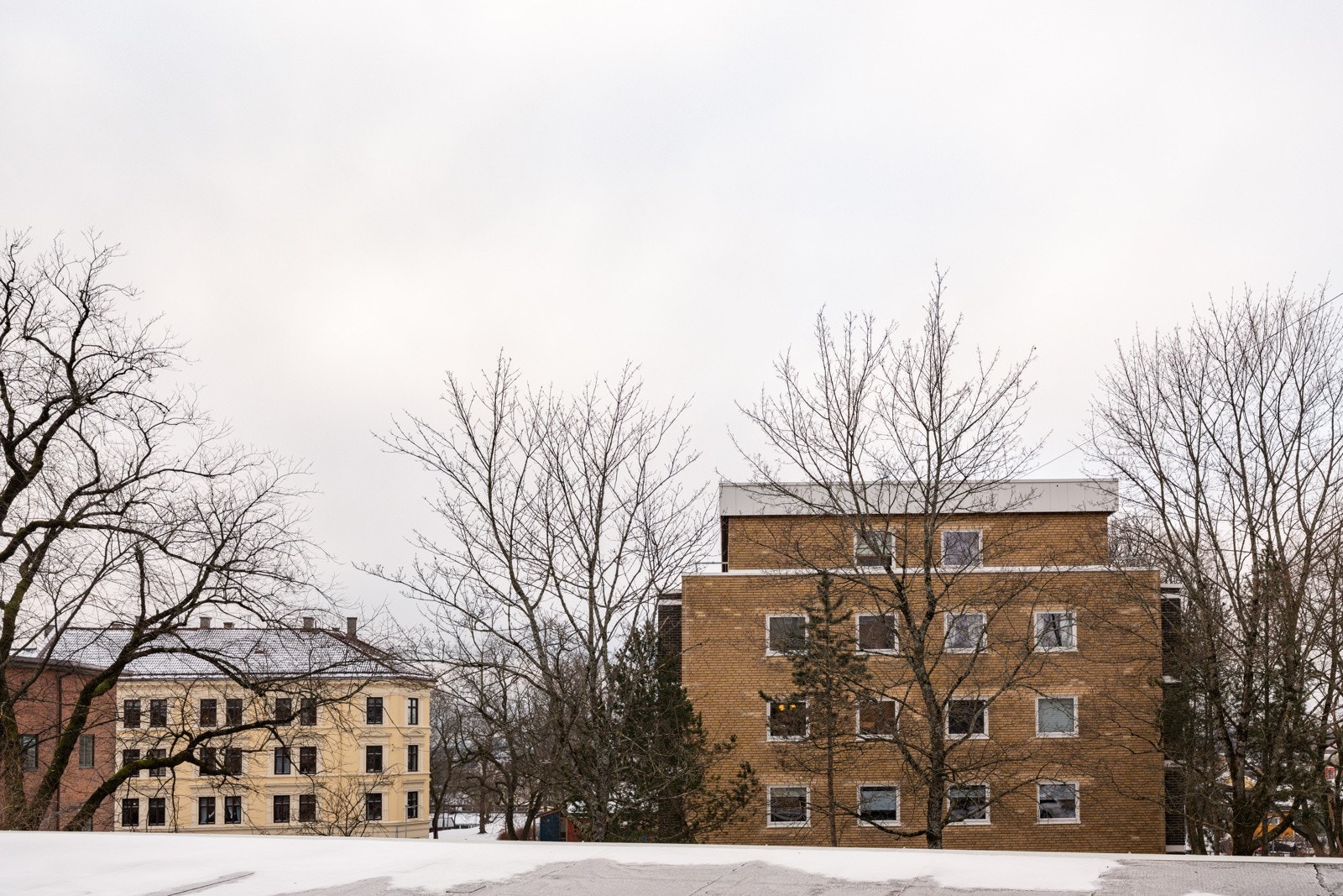 Beliggenheten mot syd sørger for gode solforhold. Siden balkongen er inntrukket, sitter du usjenert og lunt til med lite innsyn. Galleribilde