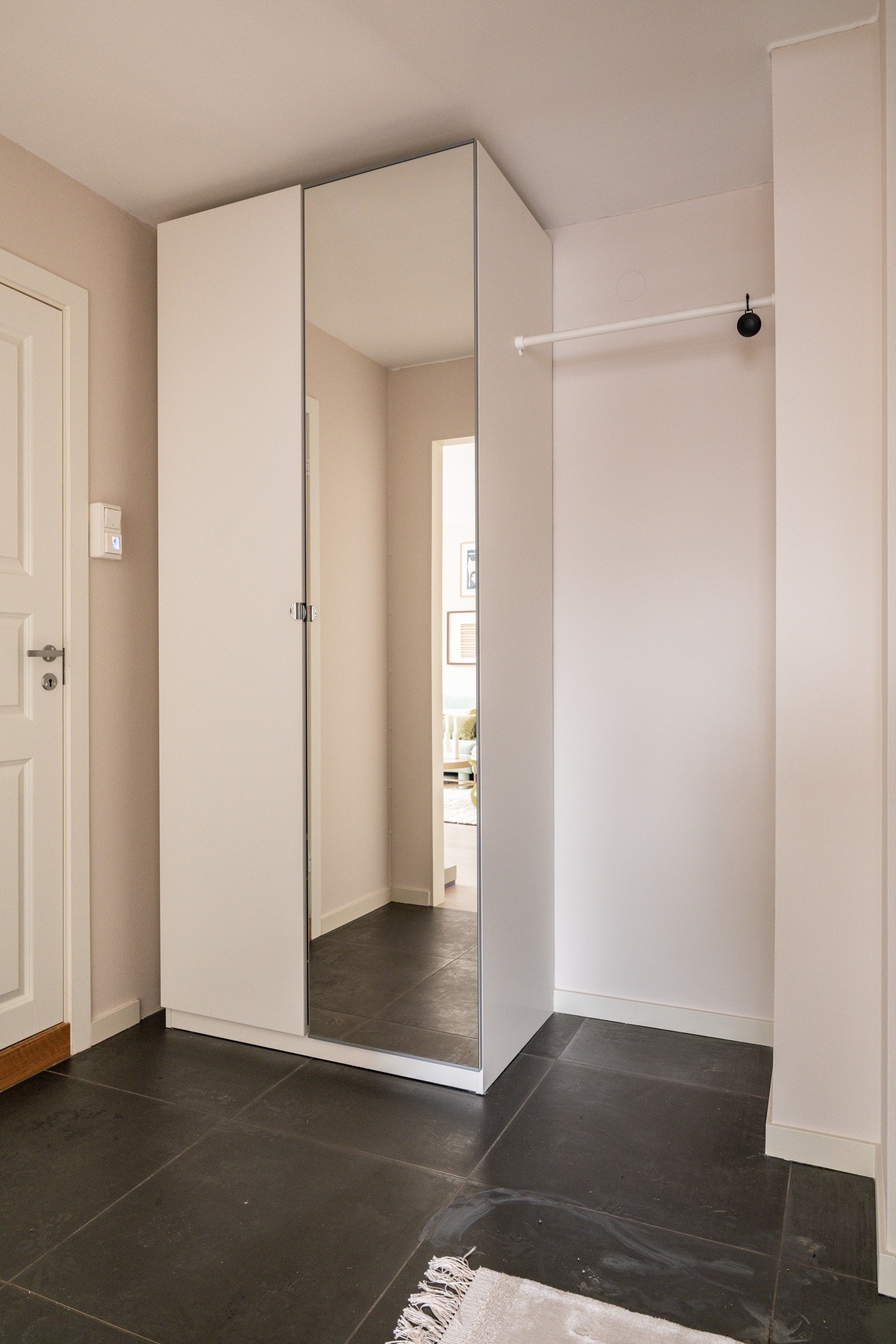 I entréen har du god oppbevaringsplass i medfølgende garderobeskap, samt ytterligere plass til sko og oppheng av yttertøy ved siden av. Galleribilde