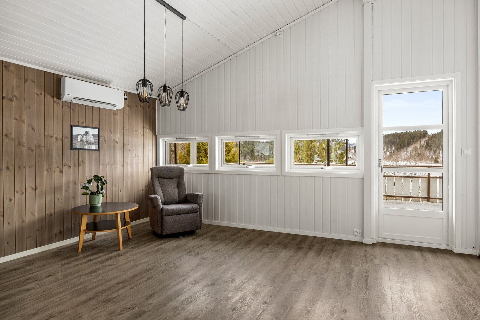 Fra stuen er det dør ut til terrasse Galleribilde