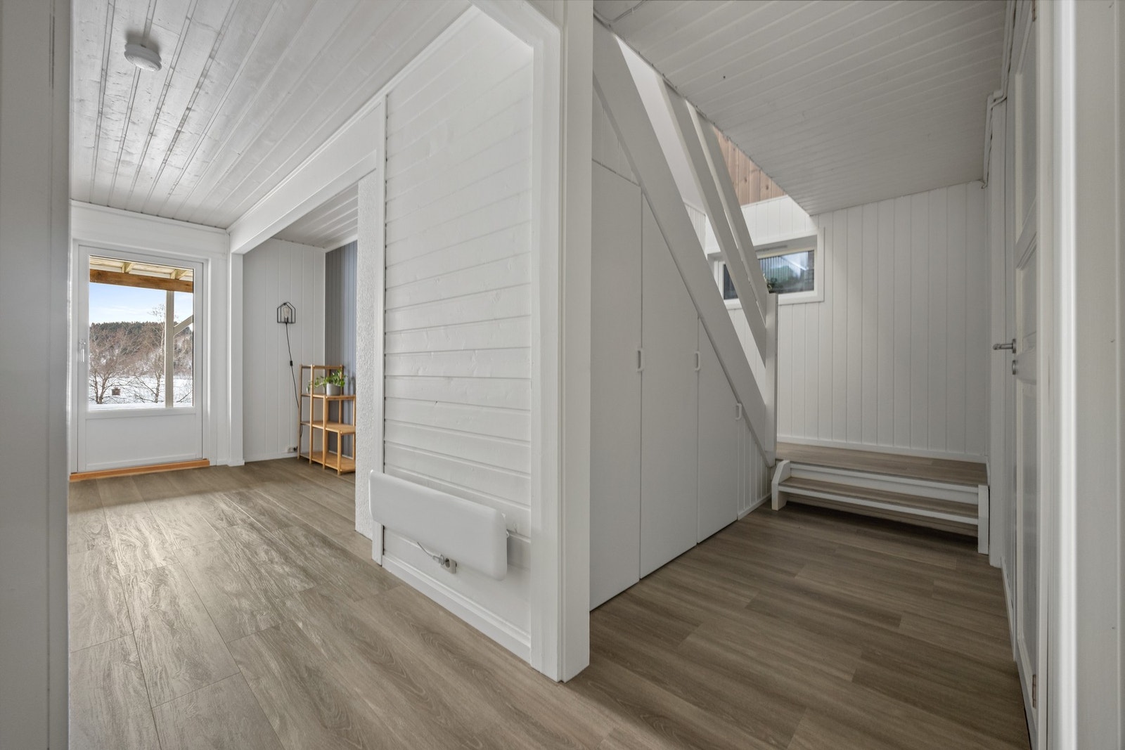 Gang i underetasje - 11,5 kvm. Etasjen er innredet med tre soverom, vaskerom, bod og bad. Galleribilde