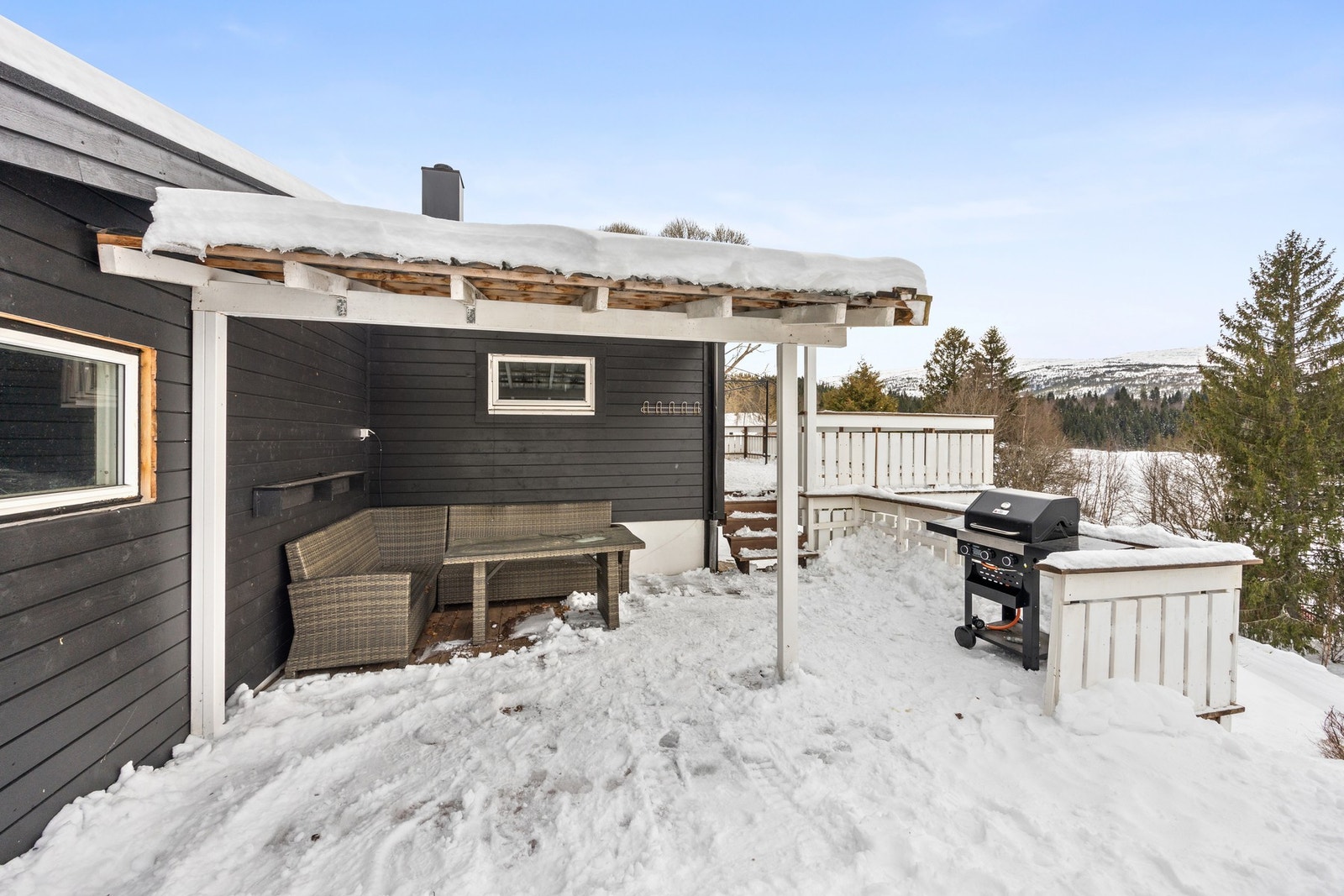 Trapp ned til terrasse med takoverbygd del. Galleribilde