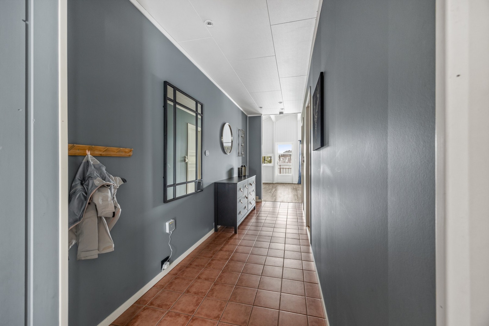 Gang - 6,5 kvm. Dør inn til bad, soverom og entré Galleribilde