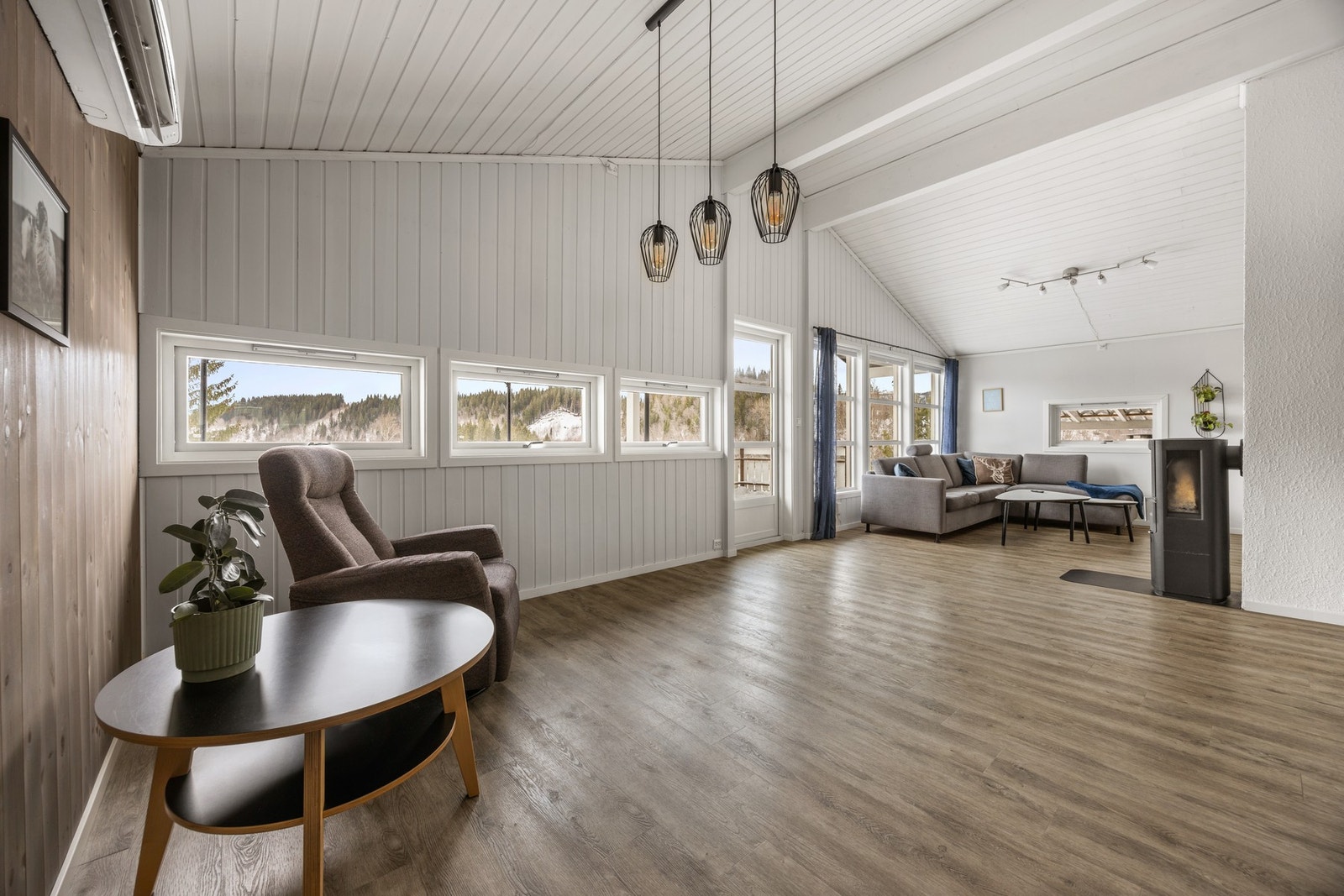 Stuen måler 39 kvm. Det er godt med plass til flere sittegrupper Galleribilde