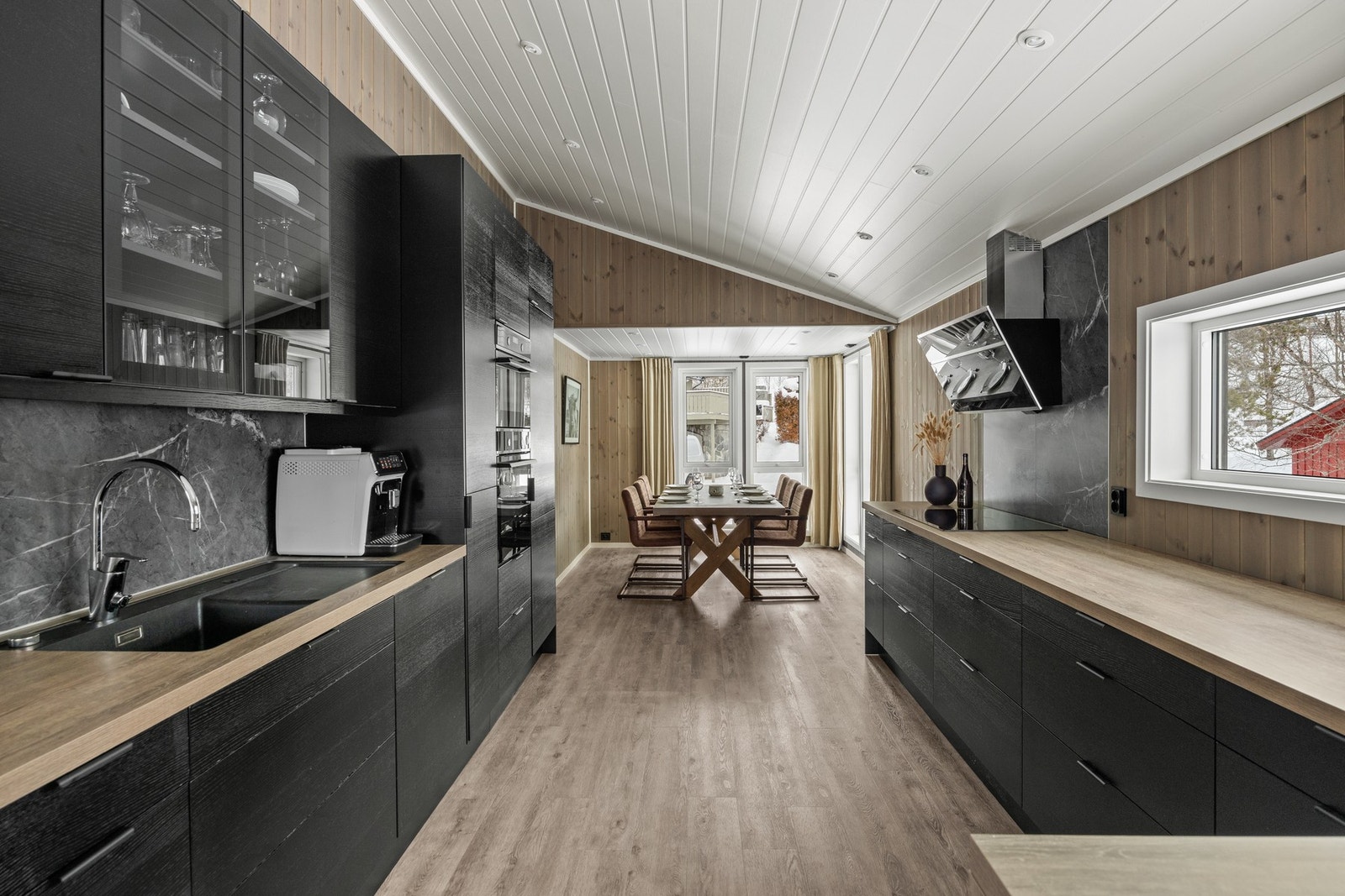 Kjøkkenet måler 23 kvm. Det er godt med benk- og oppbevaringsplass. Galleribilde