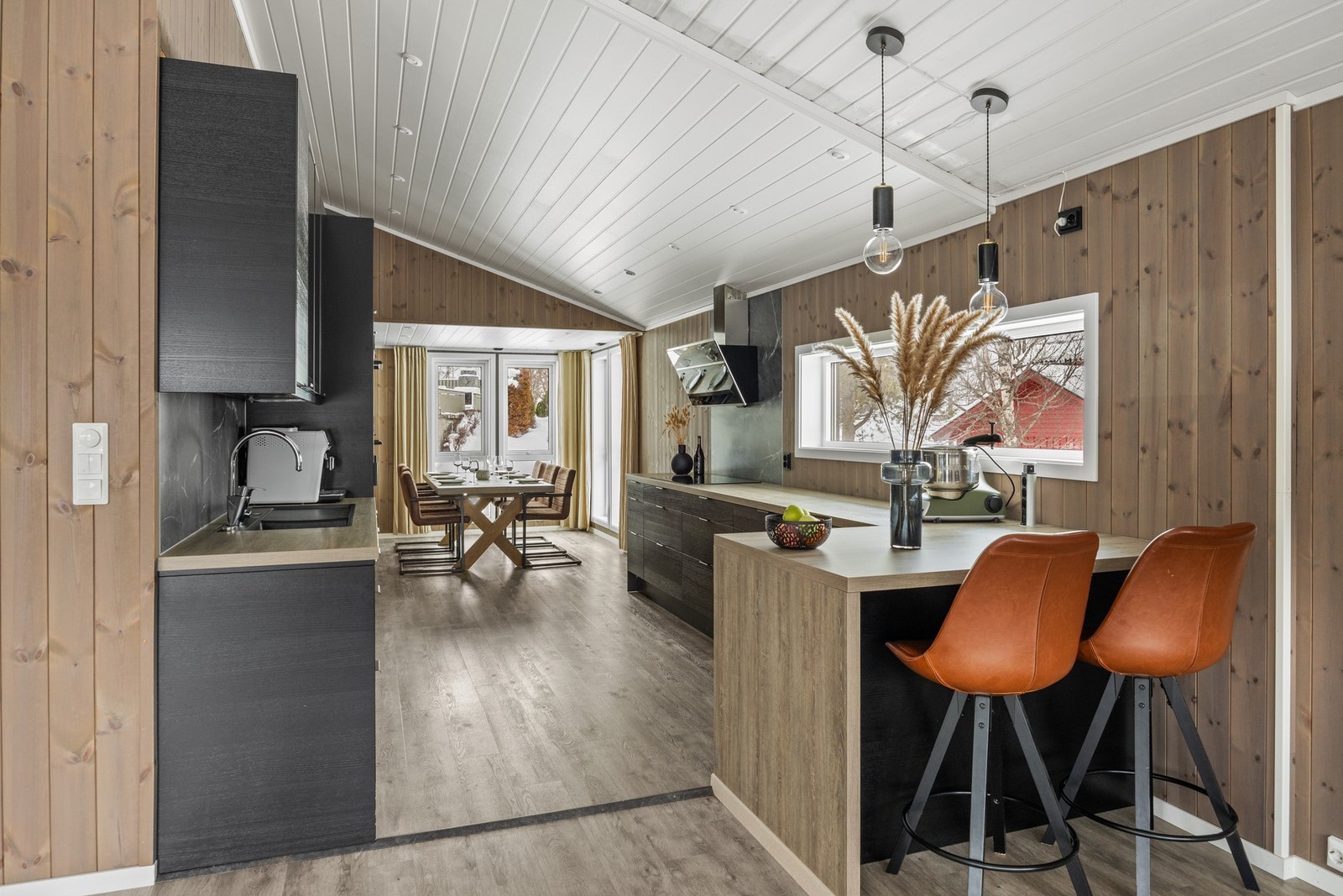 Moderne kjøkkeninnredning med downlights over arbeidssonen. Kjøkkenet er montert i 2021. Galleribilde