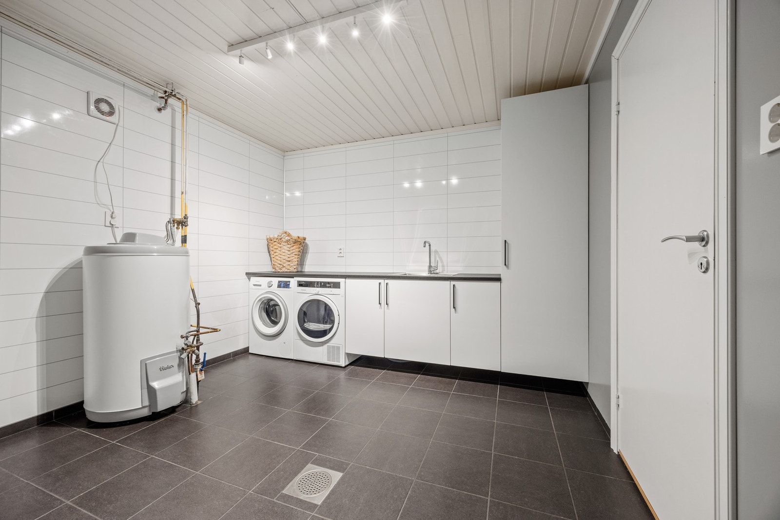 Vaskerom - 10,5 kvm. Oppusset i 2019. Rommet har praktisk vaskeromsinnredning. Galleribilde