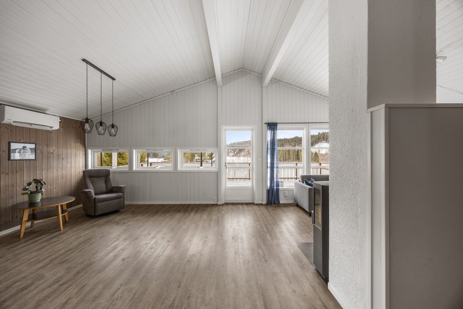 Generøs takhøyde og vindusflater som sørger for mye dagslys, samt en god atmosfære! Galleribilde