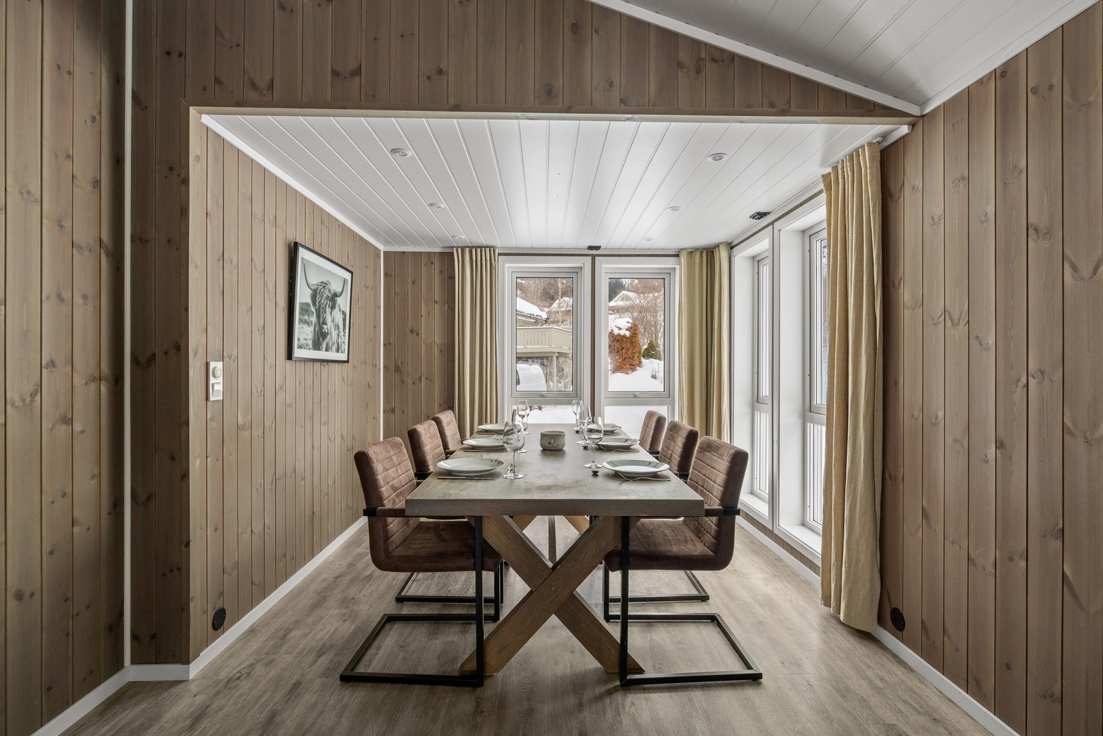 Den innerste delen av kjøkkenet har god plass til spisebord som kan dekkes til flere gjester. Galleribilde