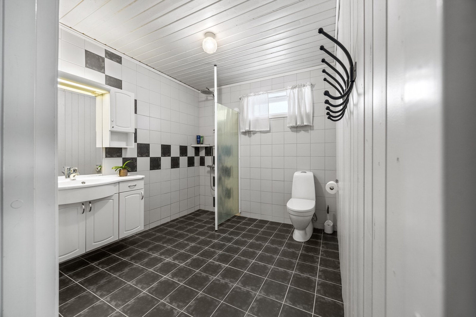 Bad - 6 kvm. Utstyrt med servantskap, dusjvegg og toalett Galleribilde