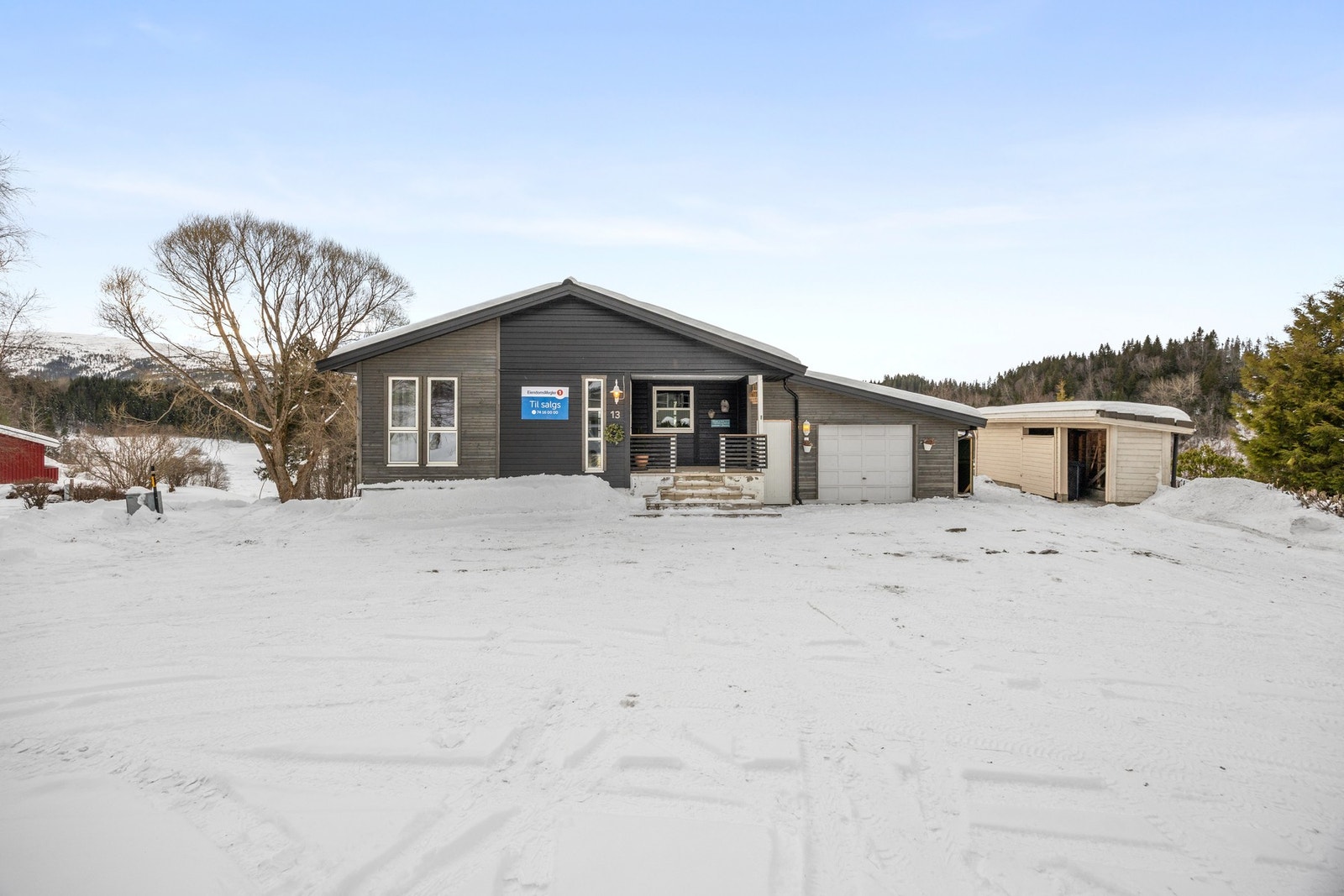 Gårdsplassen har god plass til flere biler Galleribilde