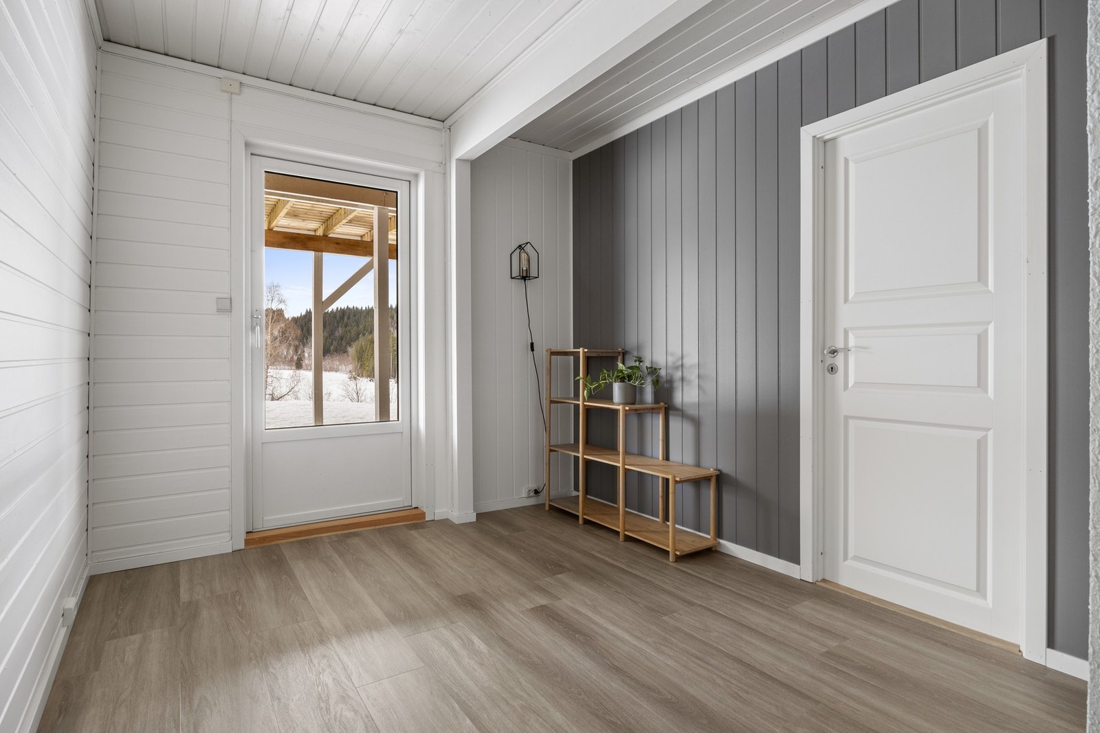 Gang - 10,5 kvm. Utgang til markterrasse. Galleribilde