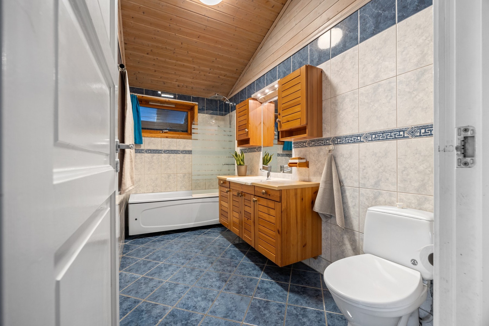 Bad - 7 kvm. Utstyrt med servantskap, badekar, toalett og badekar Galleribilde