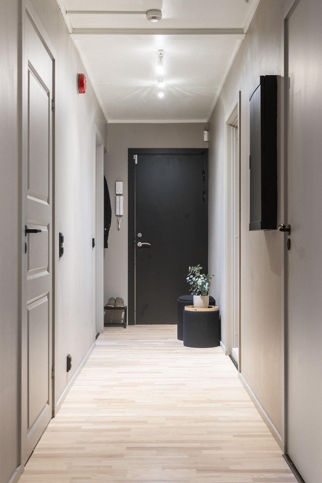 Velkommen inn! Lys og hyggelig entré med plass for enkle garderobe- og opphengsløsninger. Galleribilde