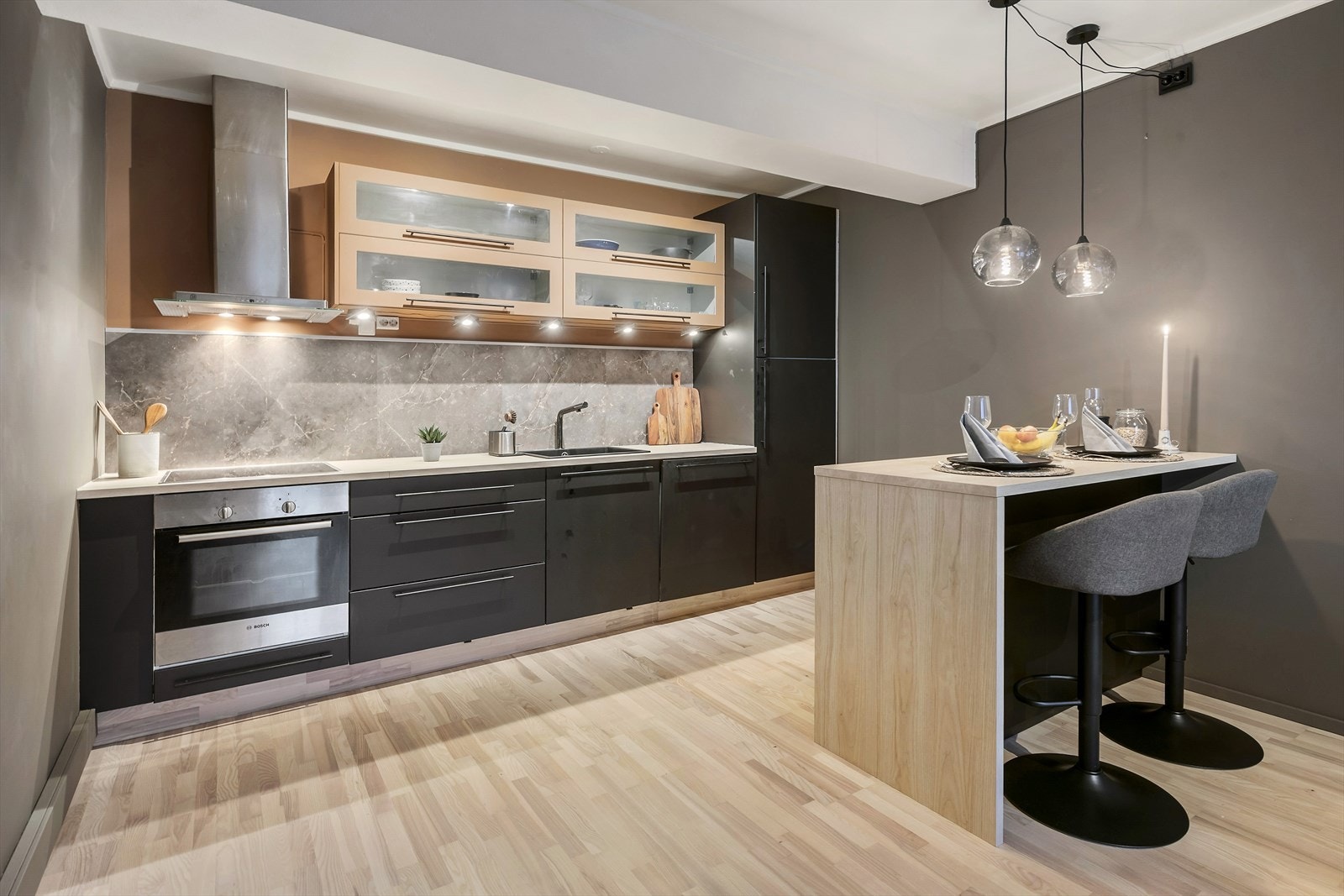 Integrerte hvitevarer som stekeovn, platetopp, oppvaskmaskin og kjøl/frys. Her får kokken gode arbeidsforhold. Galleribilde