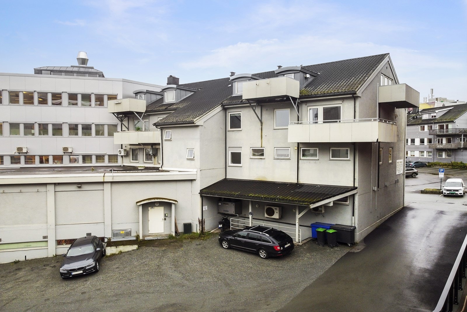 Parkeringsplassen ser du til venstre, rett ved siden av felles hovedinngangsdør. Galleribilde