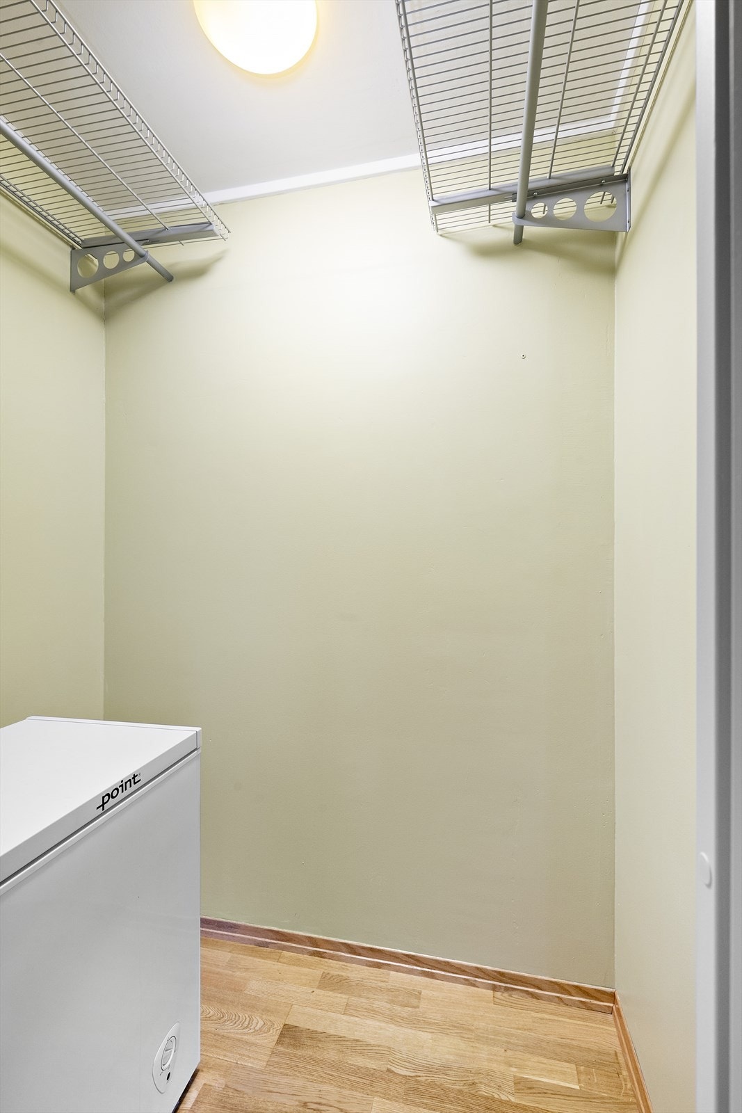 Praktisk innvendig bod med oppbevaringsplass. Galleribilde