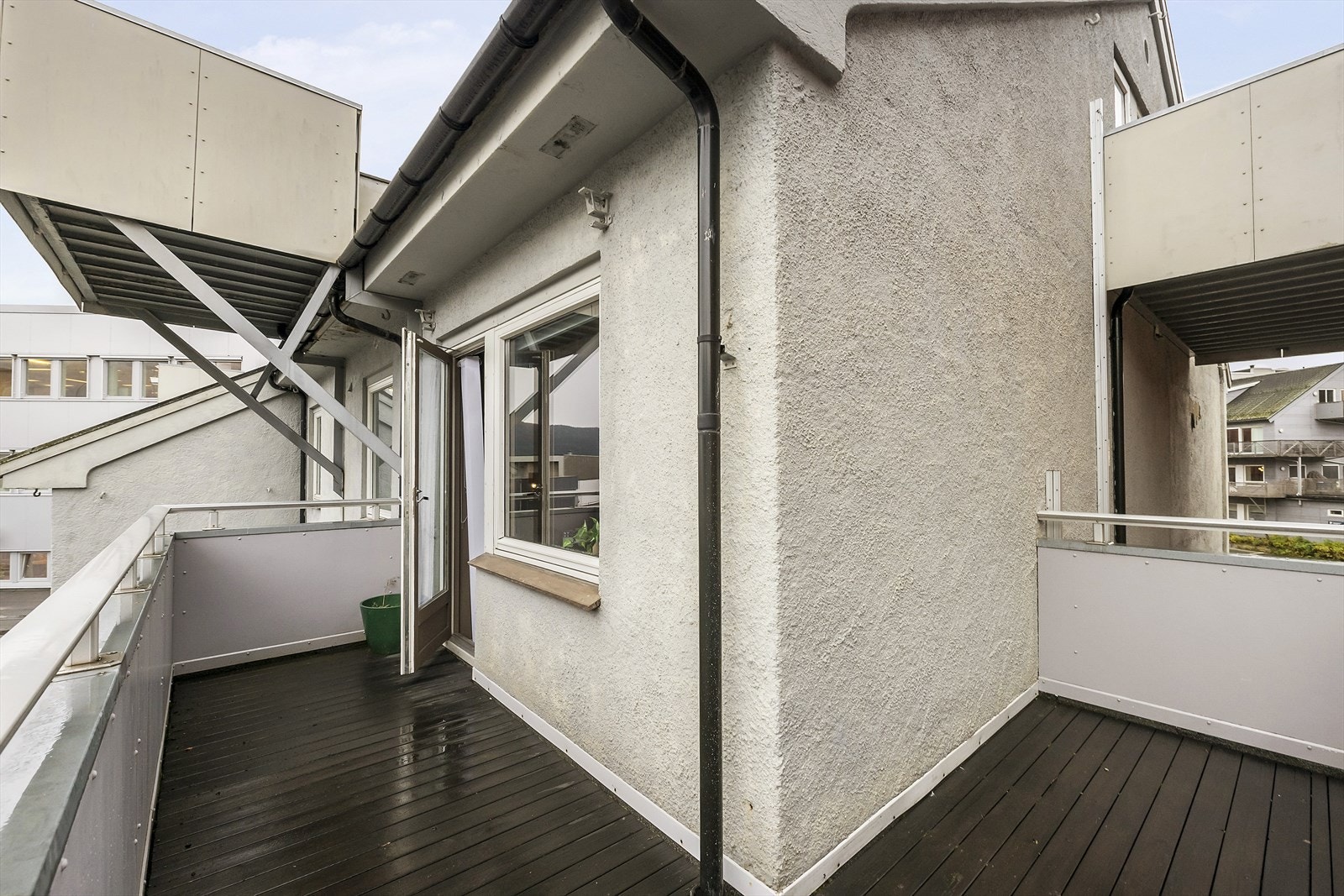 Veranda med ettermiddagssol. Utmerket førstegangsbolig eller pendlerbolig, da kjøp i borettslag er fritatt dokumentavgift på 2,5%. Galleribilde