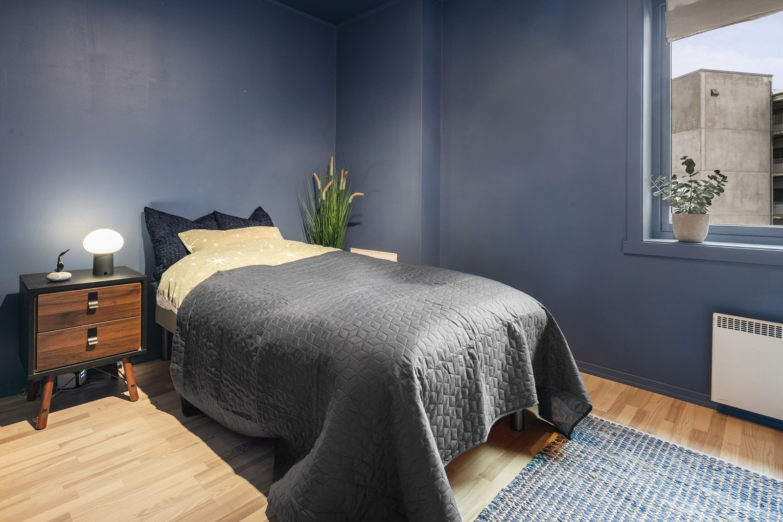 Hovedsoverommet er romslig og byr på god plass for dobbeltseng, nattbord og garderobeløsninger. Galleribilde