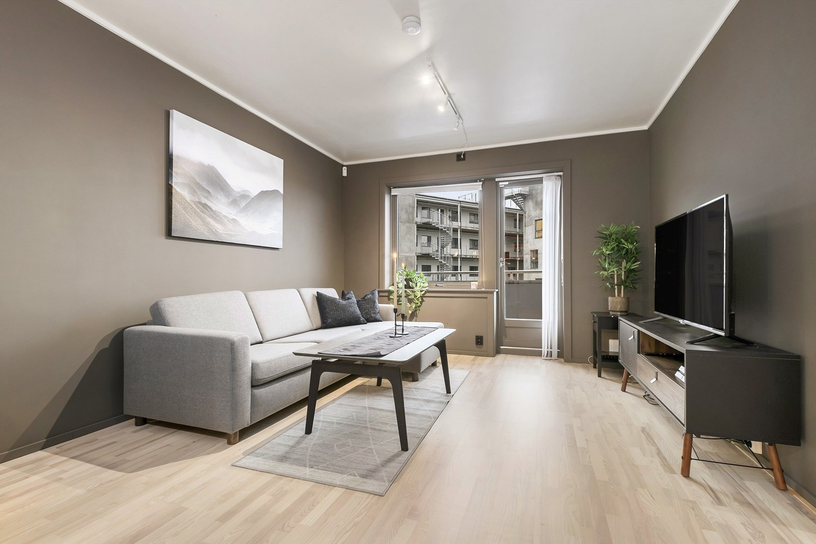 Stilfull stue med god plass for en trivelig sofakrok samt tv- mot/på vegg. Videre utgang til balkong. Galleribilde