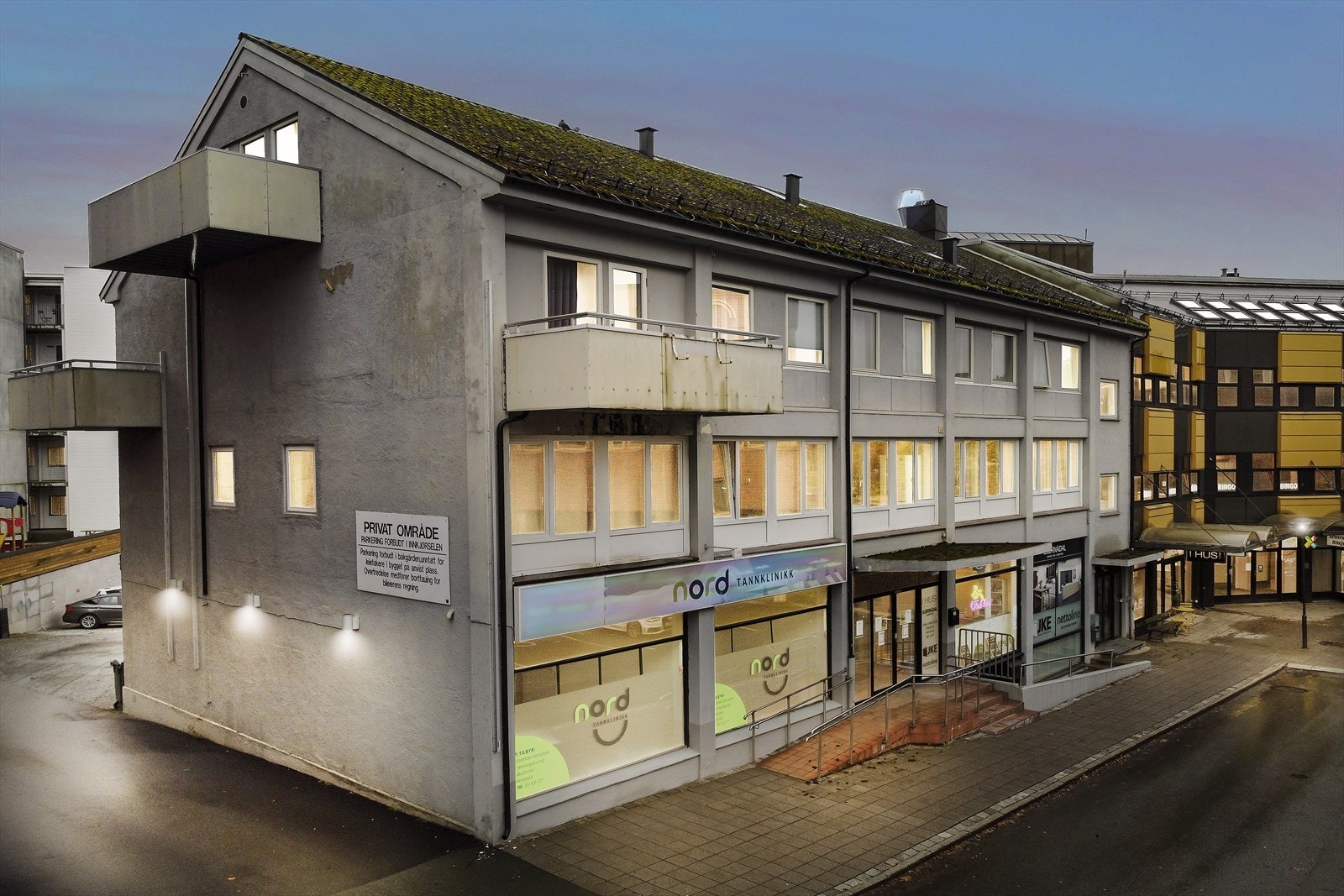 Mer sentralt kommer du ikke! Parkeringsplassen og inngangspartiet finner du ved å ta innkjøringen til venstre. Galleribilde