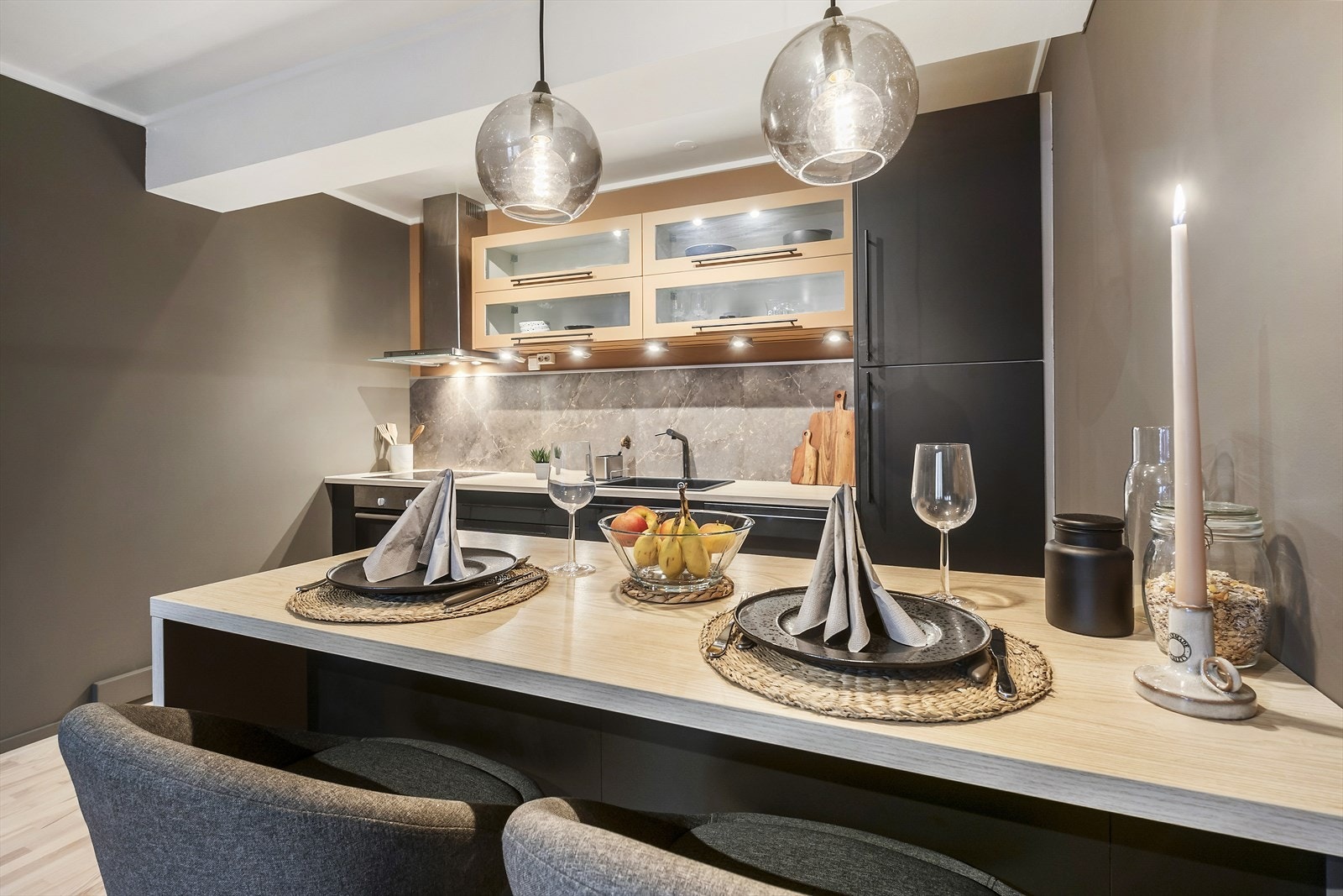 Stilfullt og moderne kjøkken med praktisk bar-løsning mot stuen. Her er det nok av arbeids- og spiseplass. Galleribilde