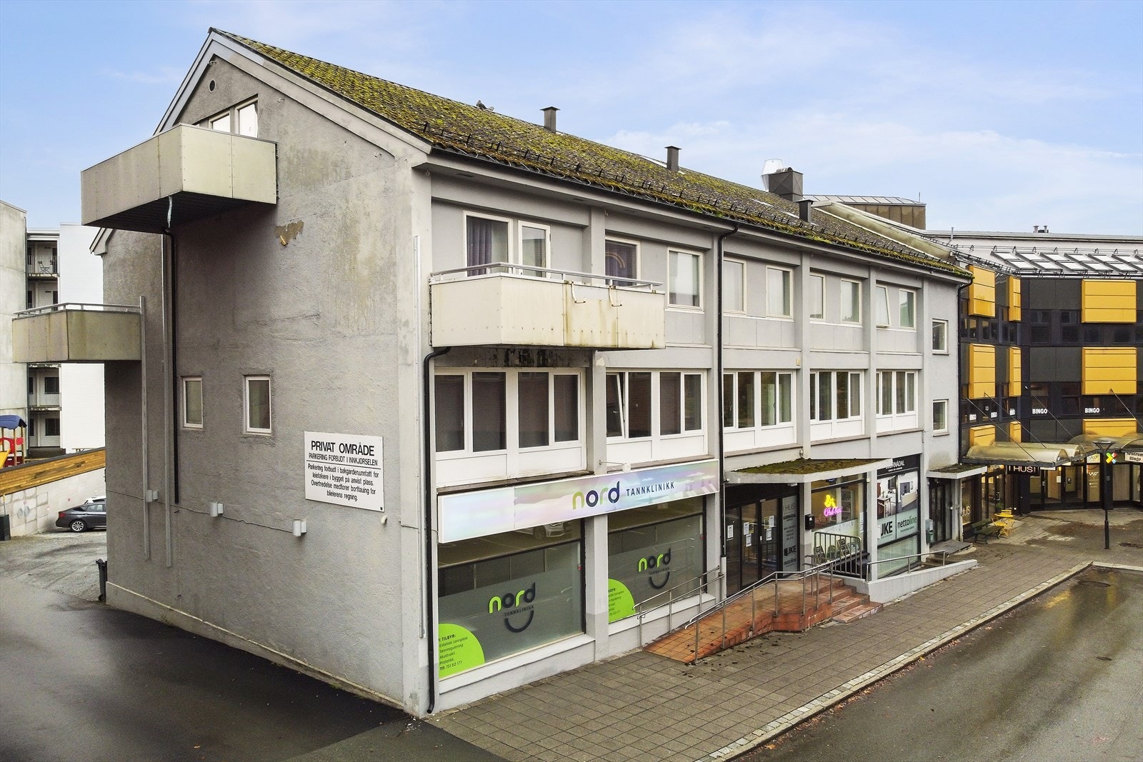 019_Leiligheten ligger sentralt og lunt til med nybygget på Losjetomta i passe avstand foran herværende bygg.jpg Galleribilde