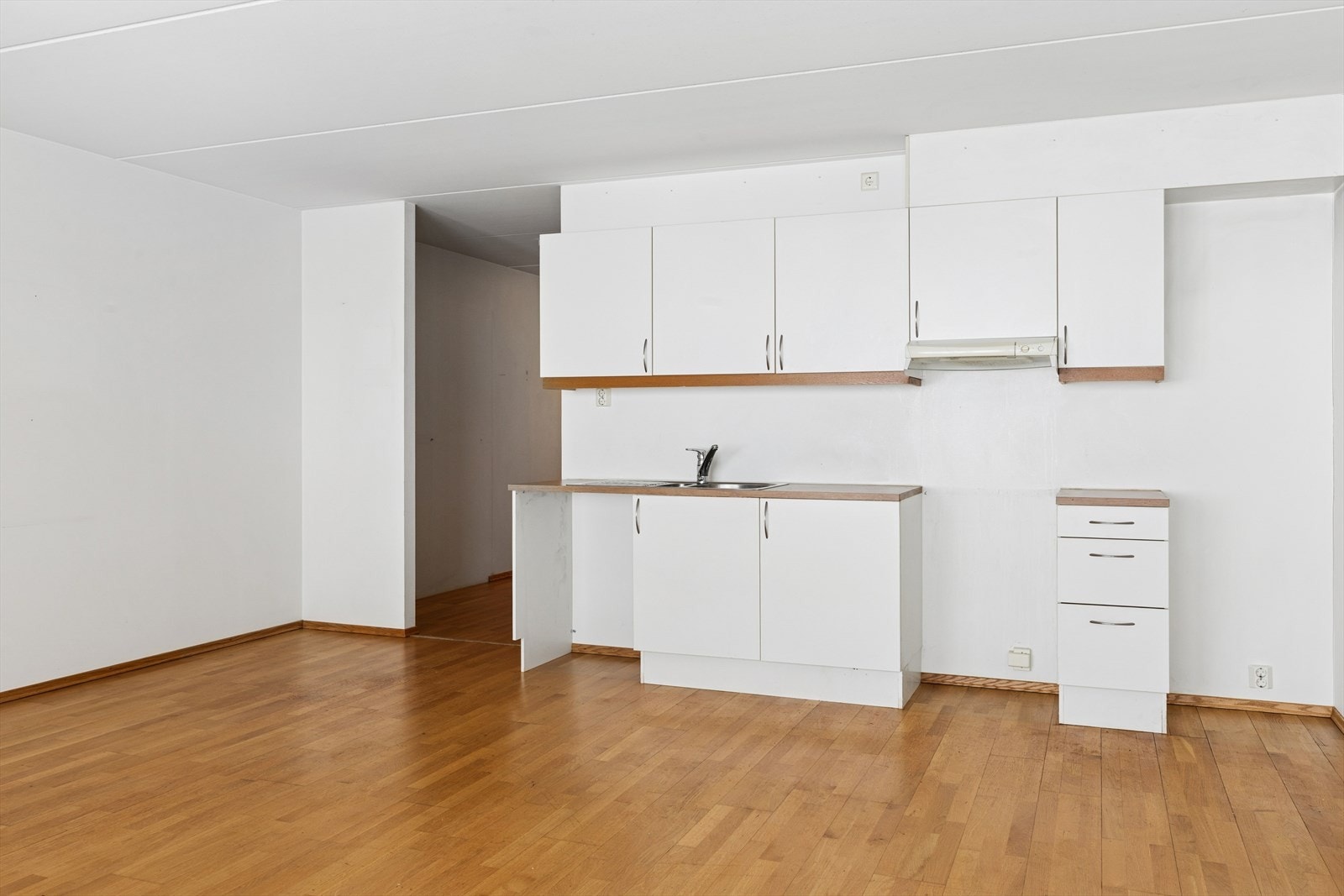 Her er det avsatt plass for frittstående komfyr, oppvaskmaskin og kjøleskap. Kjøkkenventilator er montert over komfyrplassen. Galleribilde