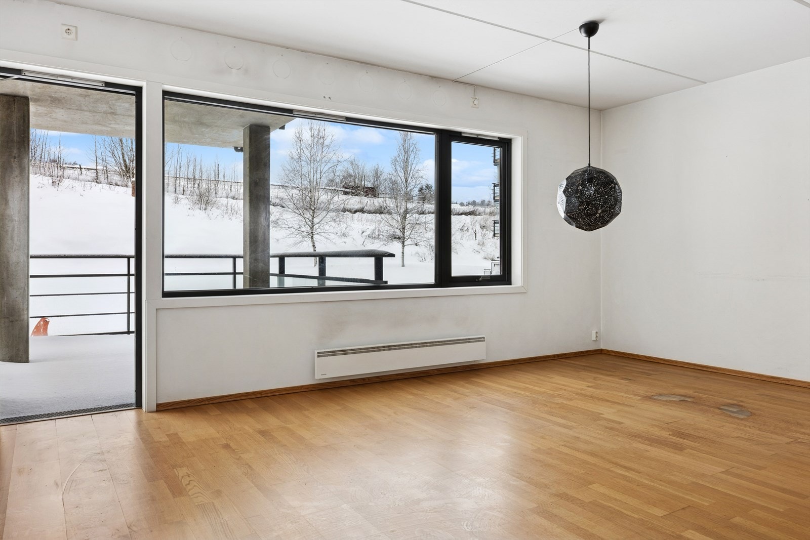 Den åpne løsningen gir en sosial og luftig atmosfære mellom stue og kjøkken. Gulvet har slitasje og trenger å bli byttet. Galleribilde