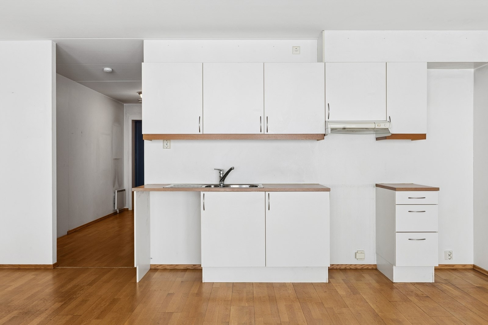 Kjøkkenet er funksjonelt med god skapplass og benkeplate i laminat. Galleribilde