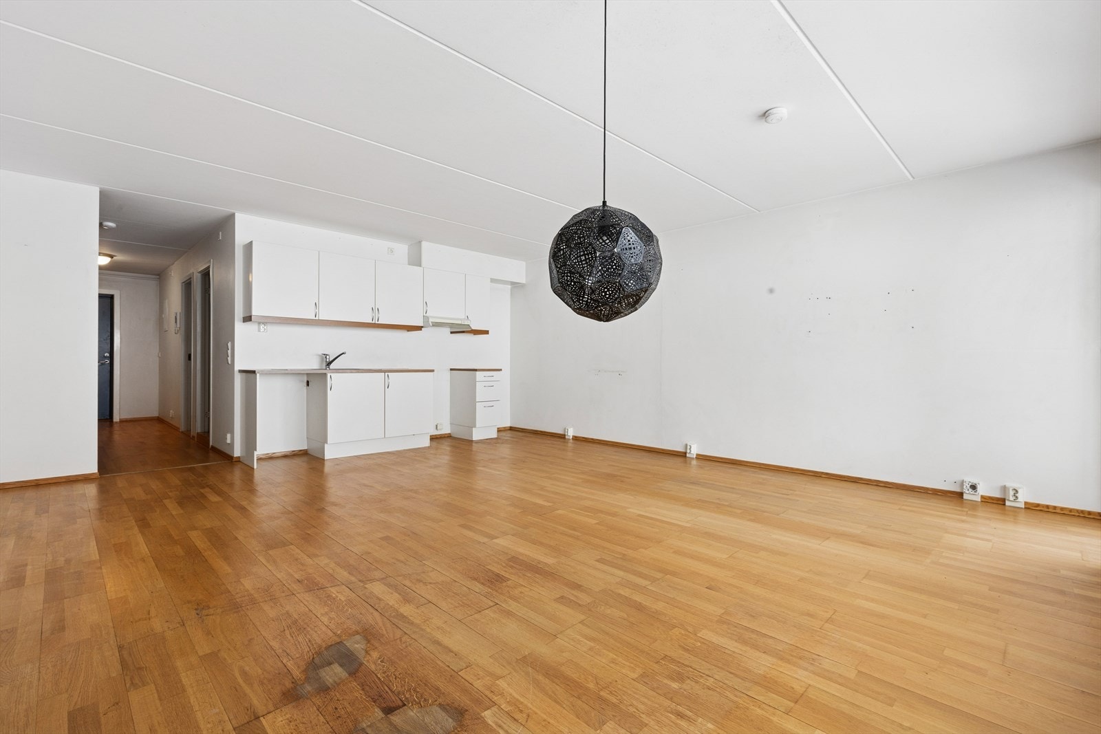 Stuen har malte, slette vegger og en takhøyde på 243 cm, som gir en god romfølelse. Galleribilde