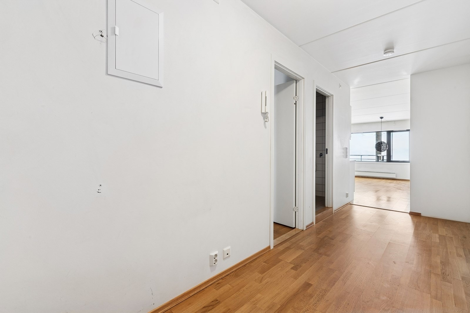 Fra gangen er det adkomst til leilighetens øvrige rom. Det er god plass til å sette opp f.eks. skyvedørsgarderobe her inne. Galleribilde