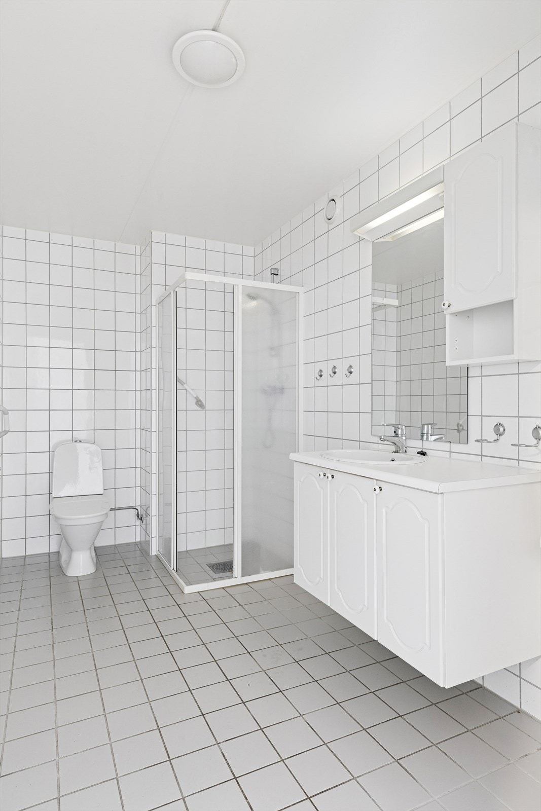 Det er praktisk opplegg for vaskemaskin på badet. Badet har en god størrelse og innbyr til en god start på dagen. Galleribilde