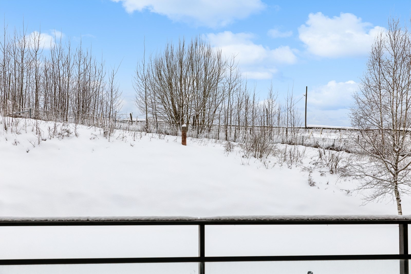 Fra balkongen har du utsyn over nærområdet og gode solforhold. Balkongen ligger vestvendt til med ettermiddags-og-kveldssolen. Galleribilde
