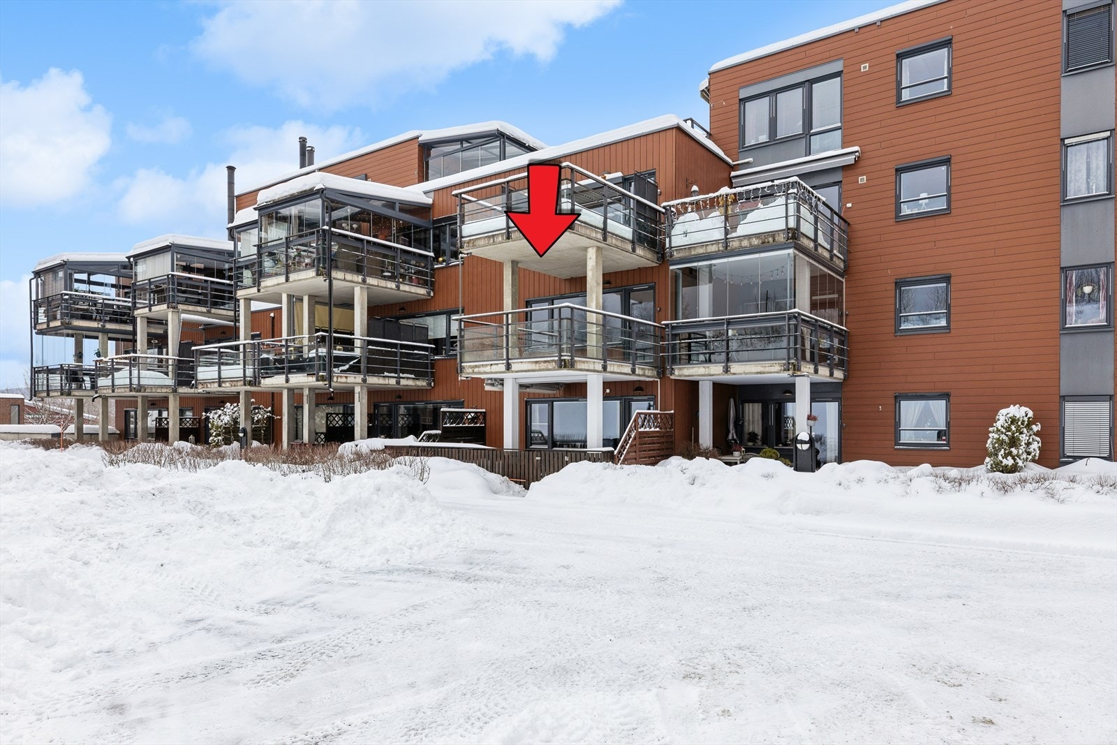 Bygget er fra 2004 og har fasader hovedsakelig kledd med metallplater med trestruktur. Galleribilde