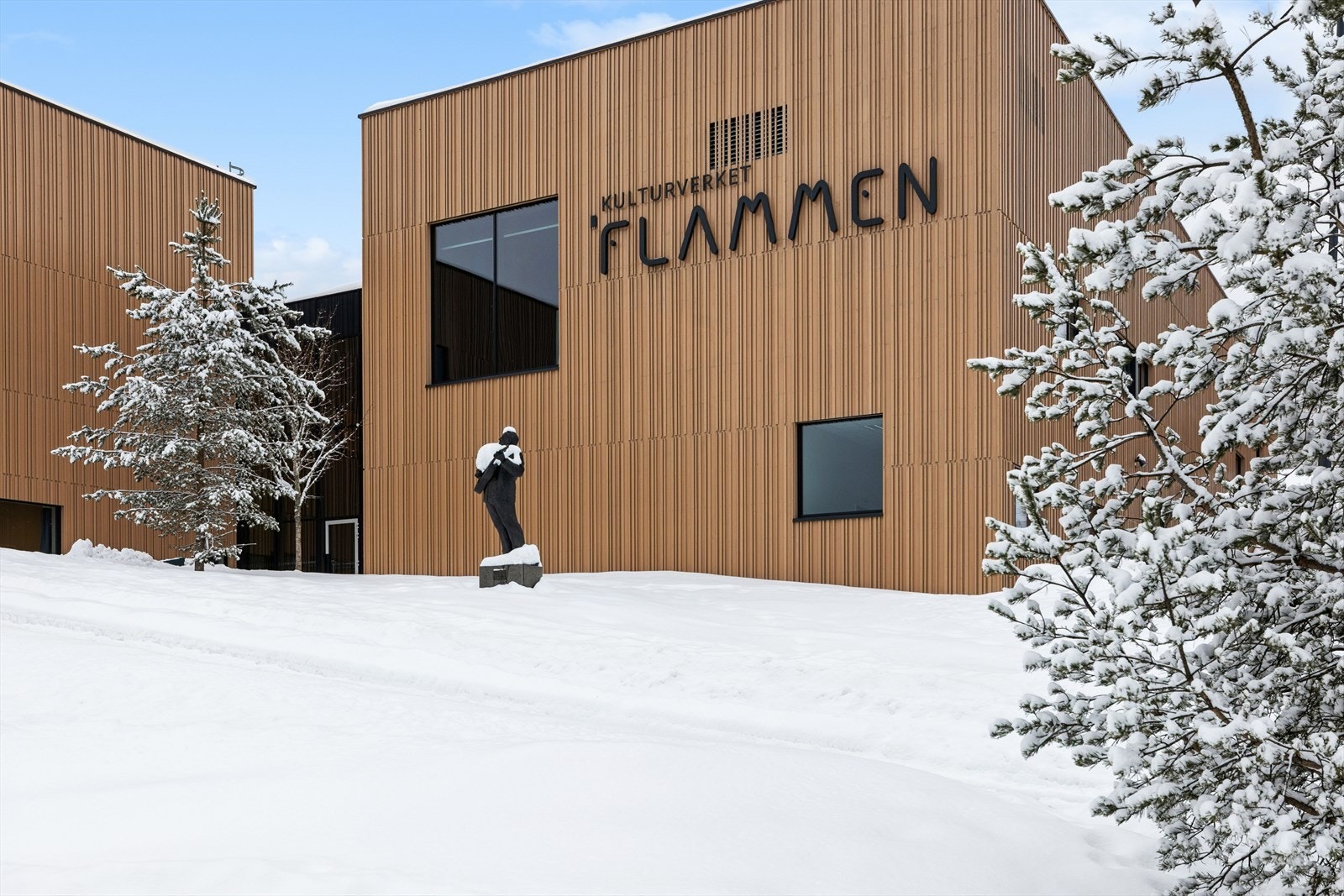 Nittedals nye kulturhus, Flammen, ligger som en av de nærmeste naboene og byr på et rikt kulturtilbud. Her finner man også biblioteket, hvor man kan låne bøker. Galleribilde