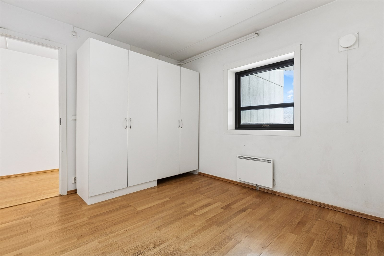 Soverommet har parkett på gulvet og garderobeskap som medfølger. Galleribilde