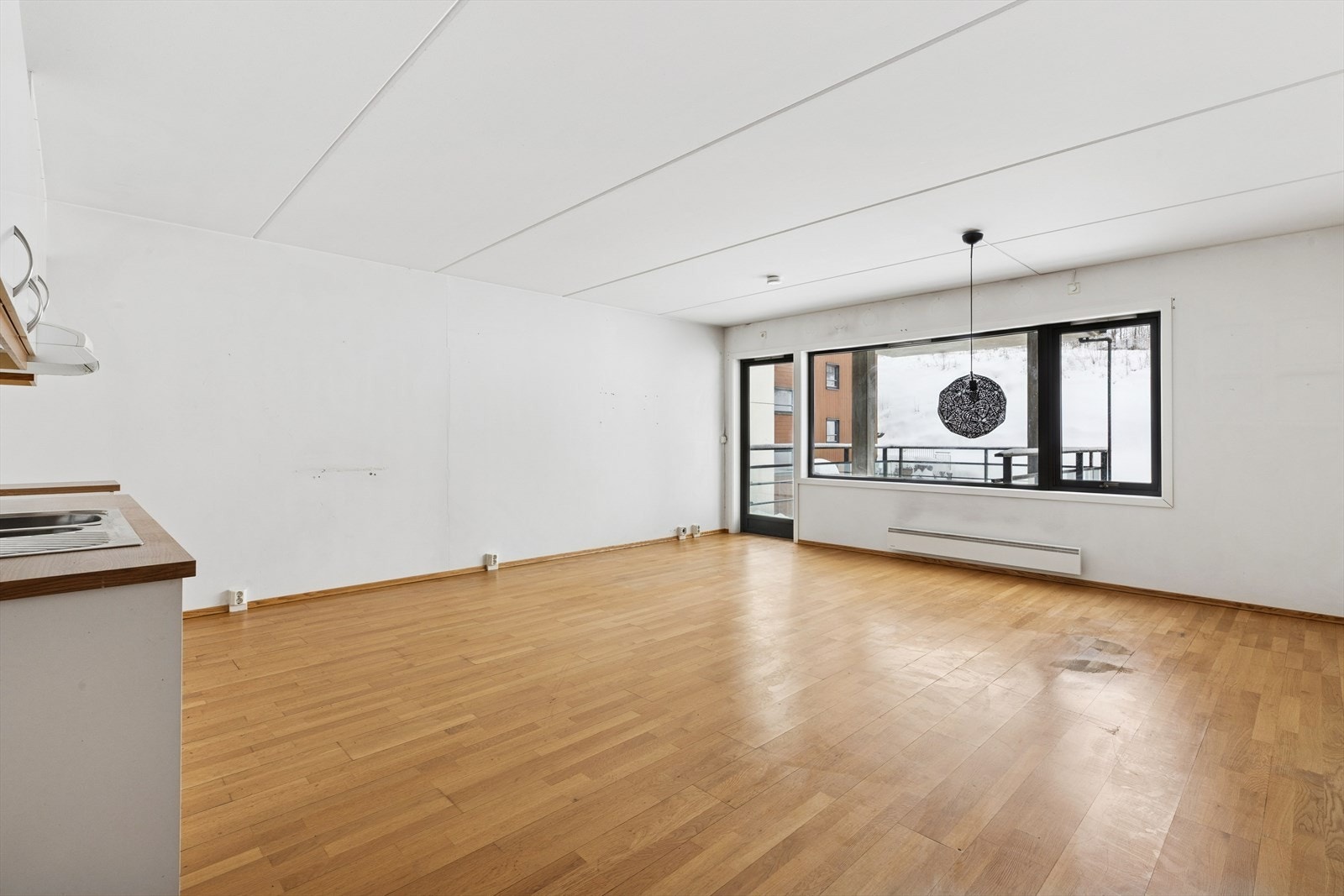 Store vindusflater og balkongdør i tre med isolerglass slipper inn rikelig med dagslys. Galleribilde