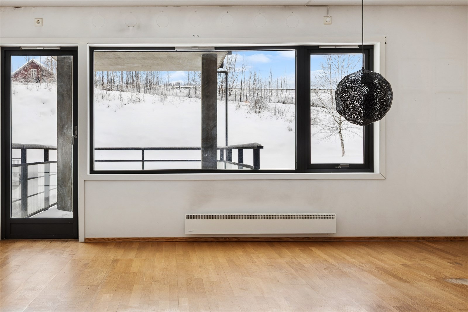 Vinduene er utført i tre med 2-lags isolerglass, som bidrar til god isolasjon. Utsikten er virkelig hyggelig. Dette er et godt sted å bo. Galleribilde