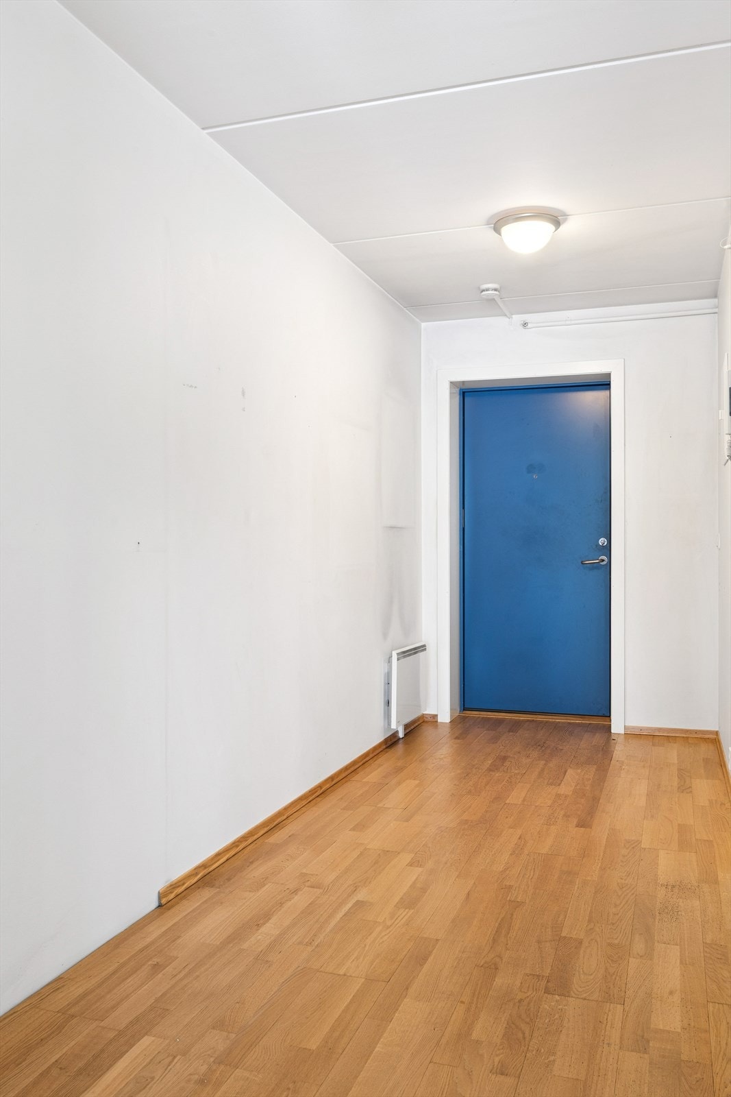 Entréen ønsker velkommen inn med en solid inngangsdør med brann- og lydklassifisering. Galleribilde