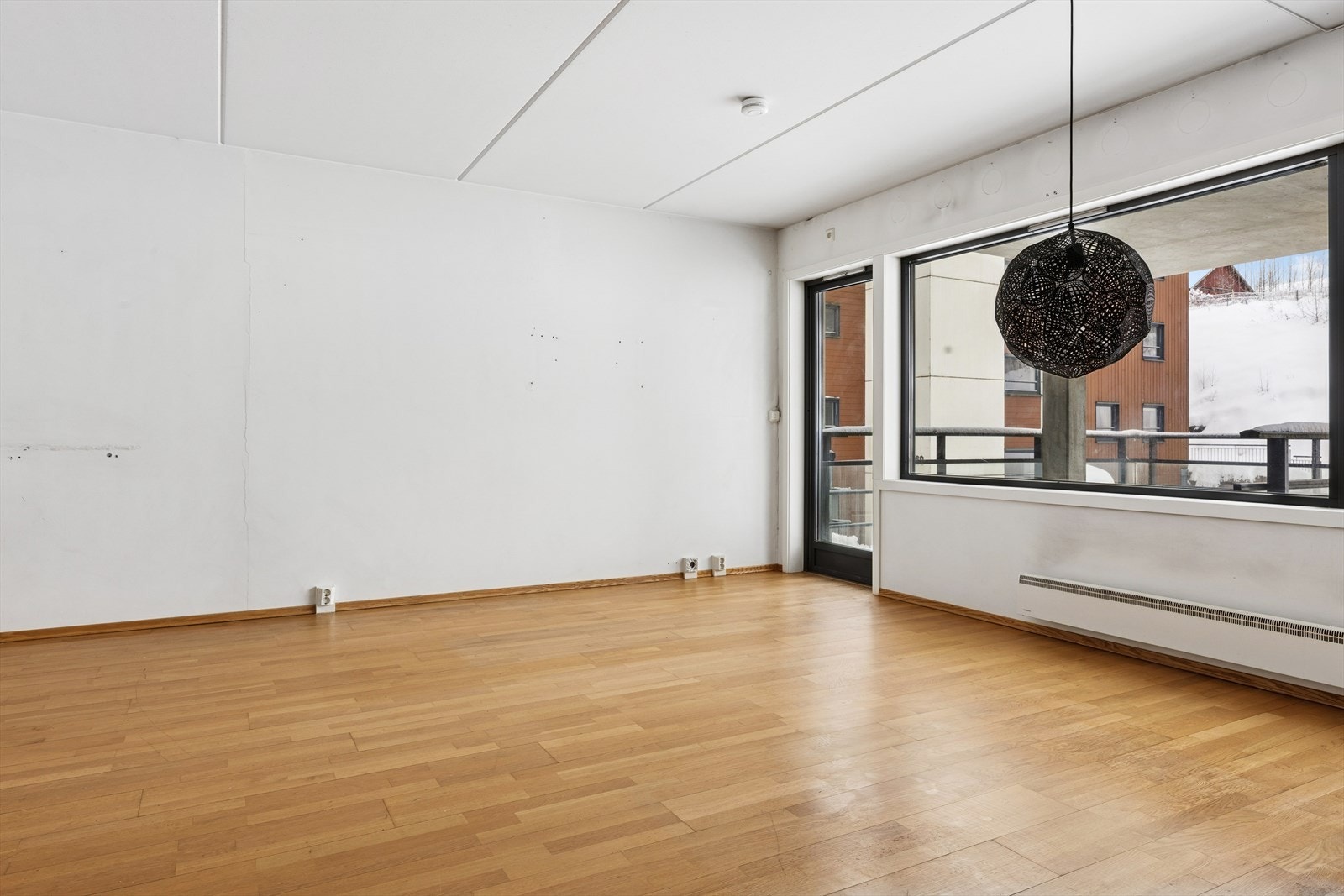 Rommet er fleksibelt å møblere og varmes opp med elektriske panelovner. Galleribilde