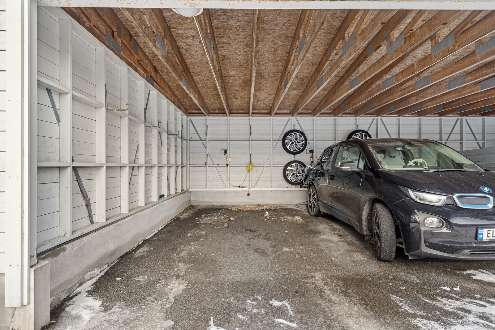 Carport med elbil-lader Galleribilde